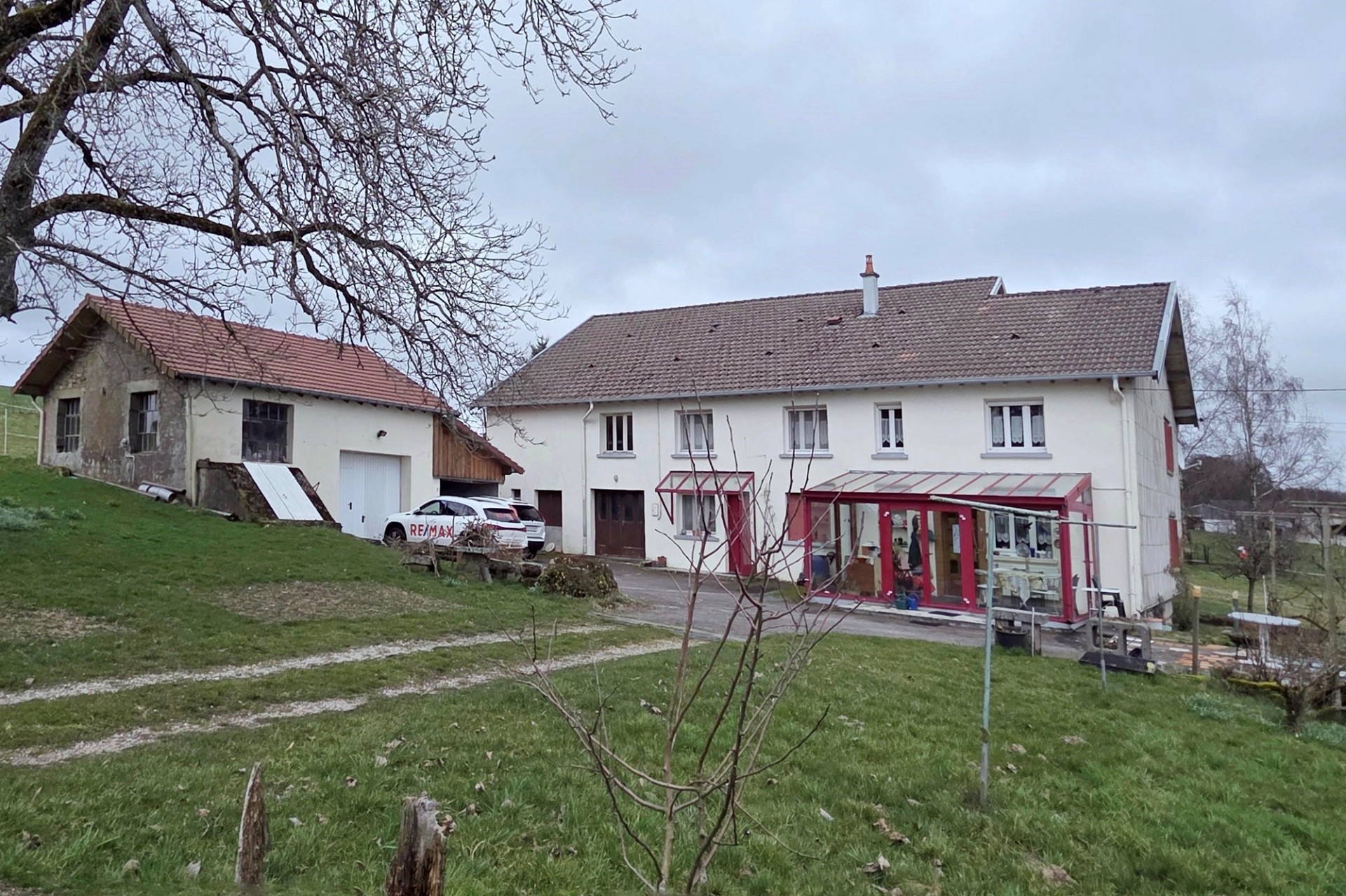 Ländliches Wohnhaus mit Nebengebäude und Garten