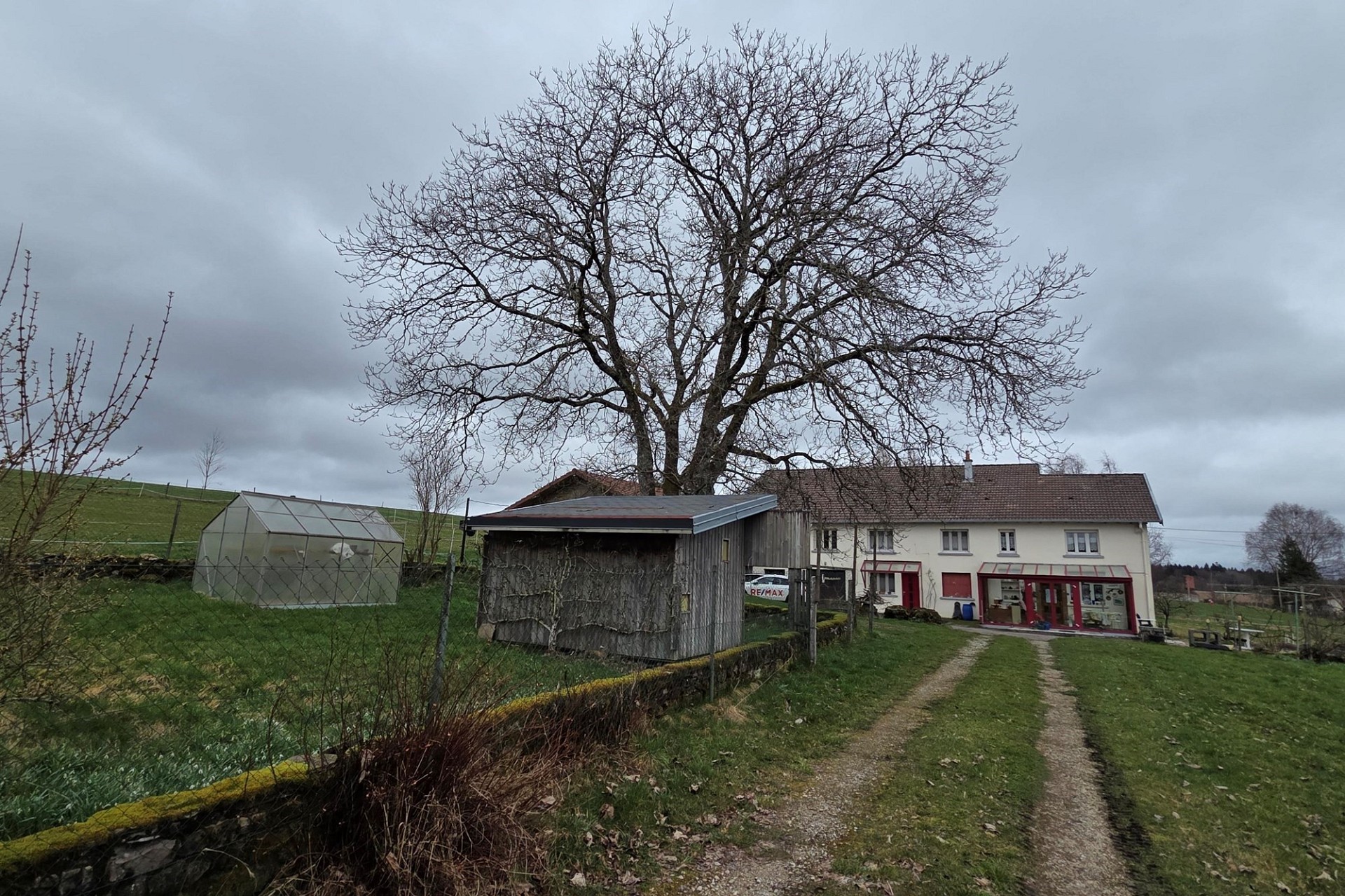 Ländliches Anwesen mit Garten und Nebengebäude
