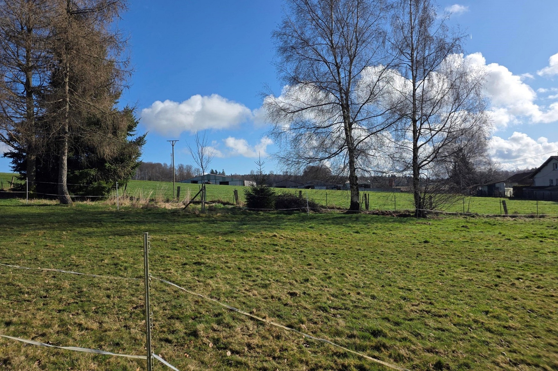 Ländliche Grünfläche mit Blick ins Umland