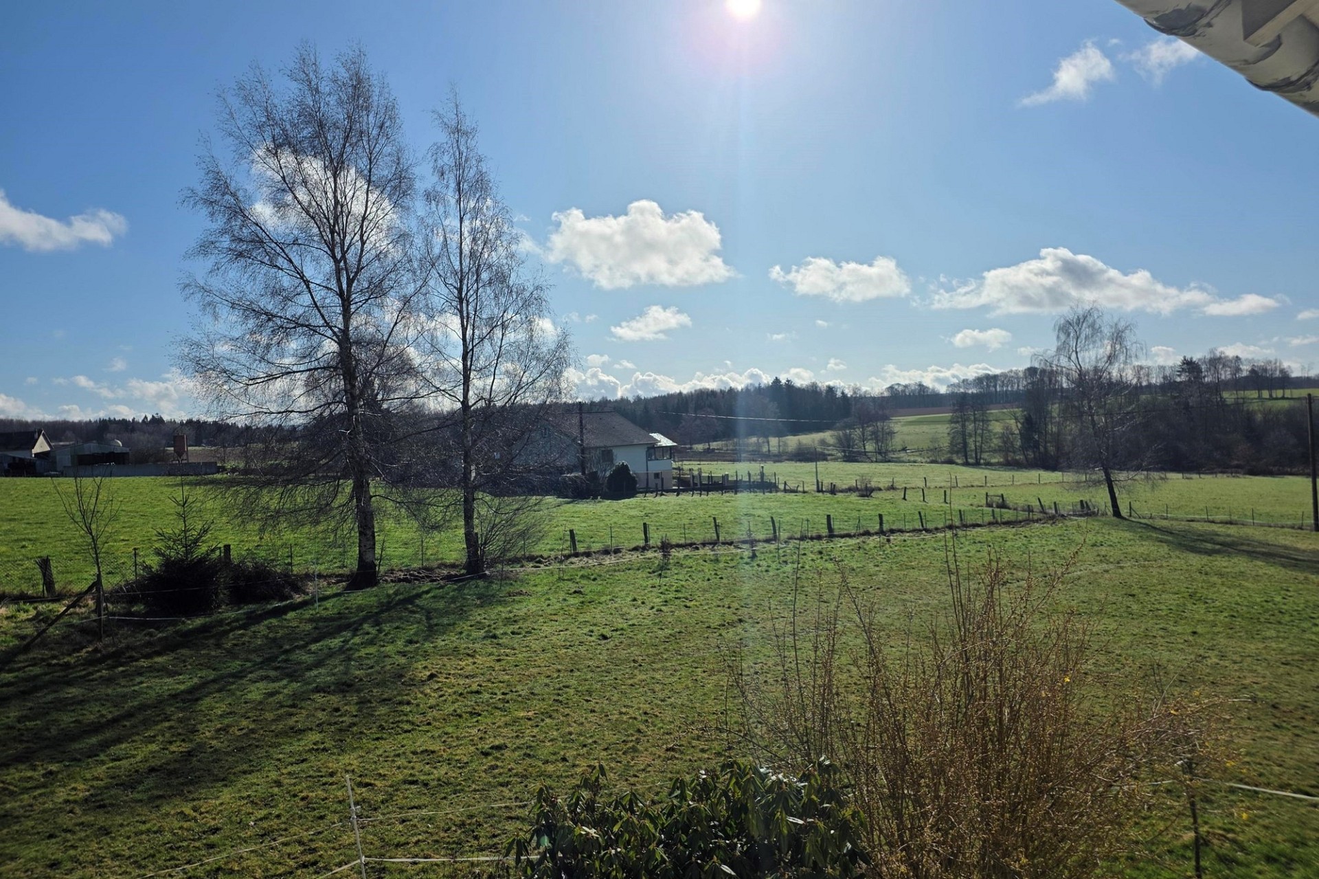 Ländliche Wiese mit Weitblick