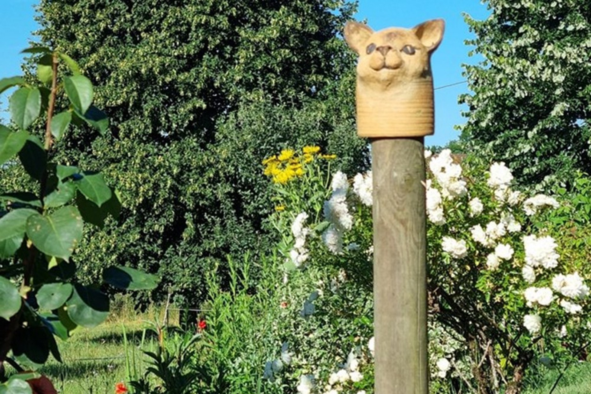 Garten mit Tierpfahl-Skulptur