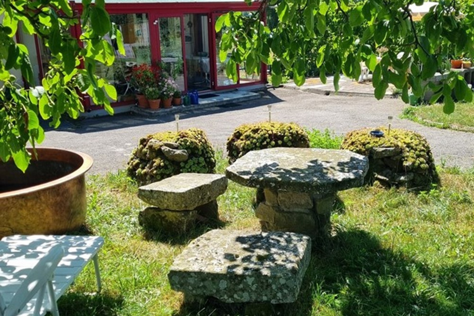 Garten mit Steintisch und Sitzgelegenheiten