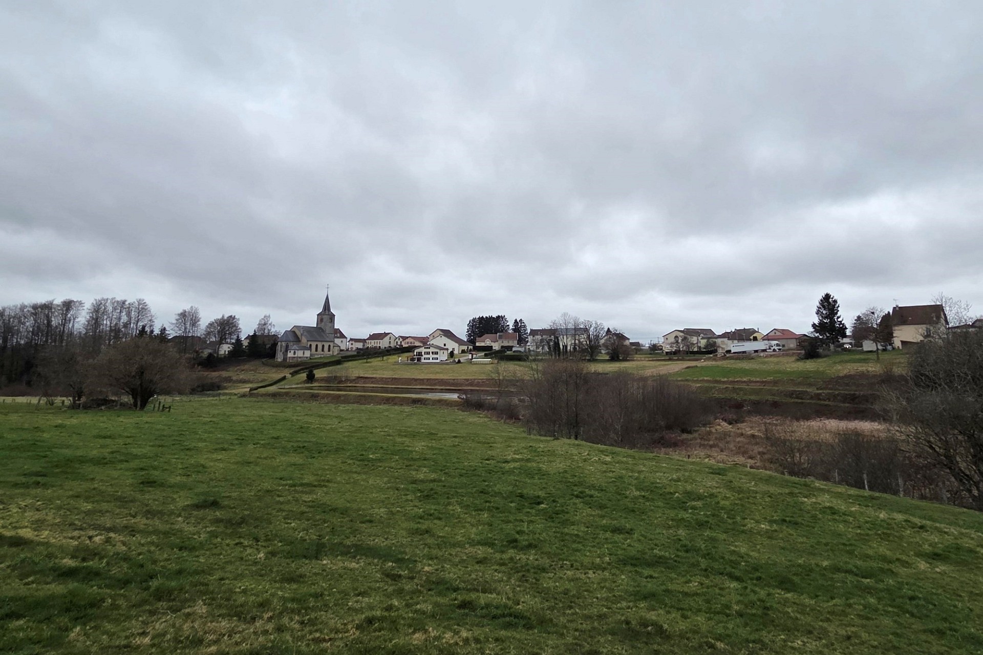 Landschaft mit Dorf und Kirche