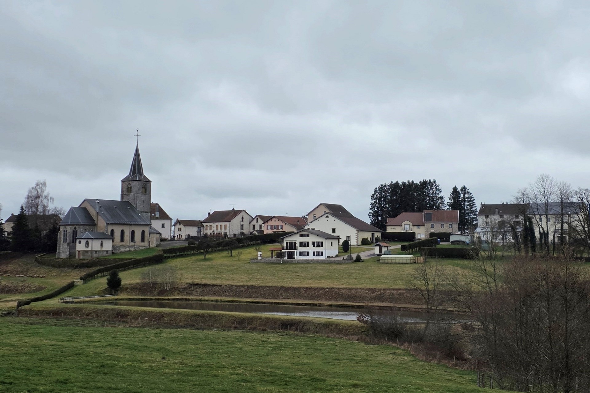 Ländliche Ortsansicht mit Kirche und Häusern