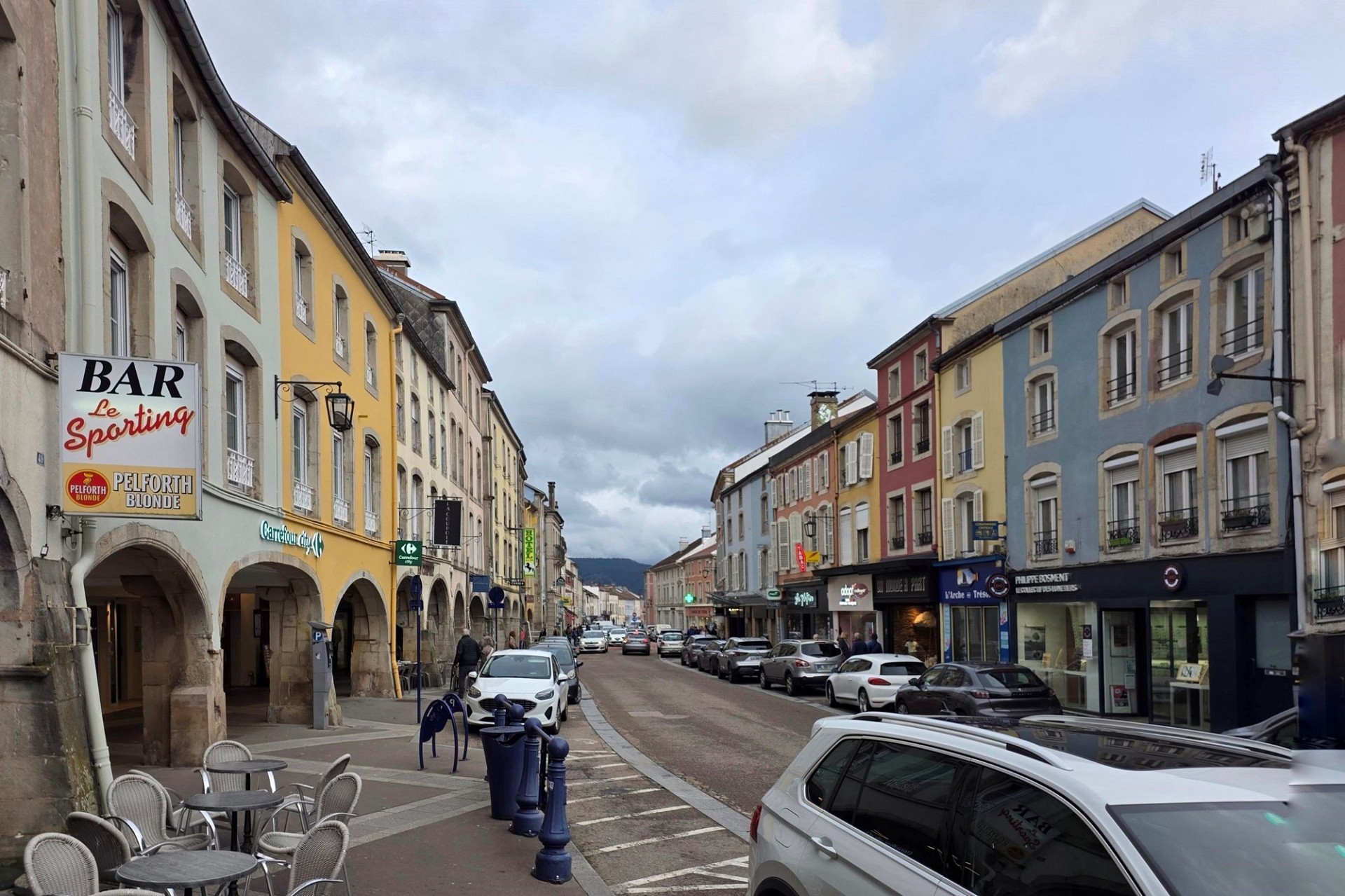 Straßenszene in einer farbenfrohen Altstadt