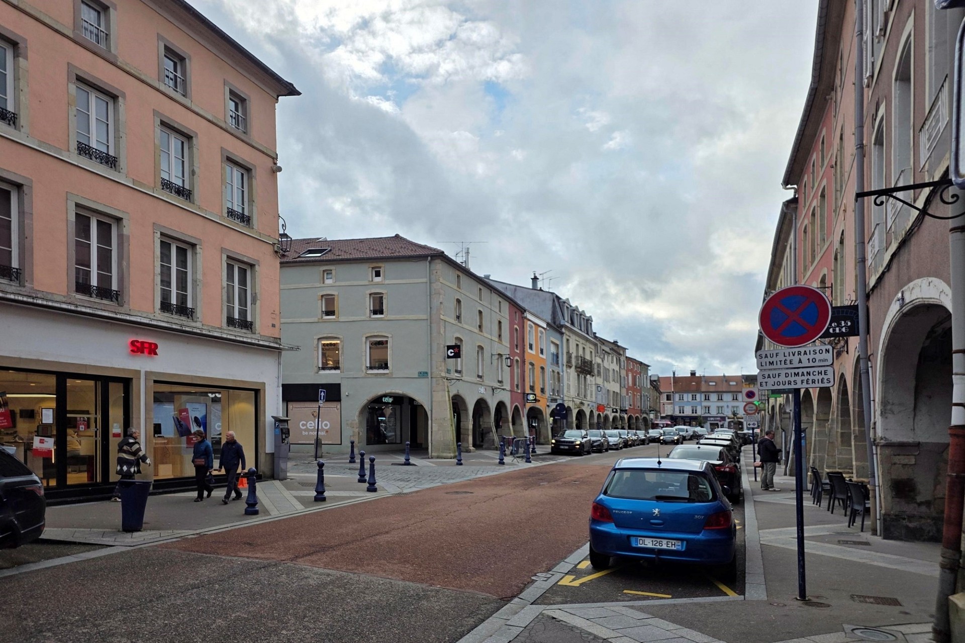 Städtische Straße mit historischen Fassaden