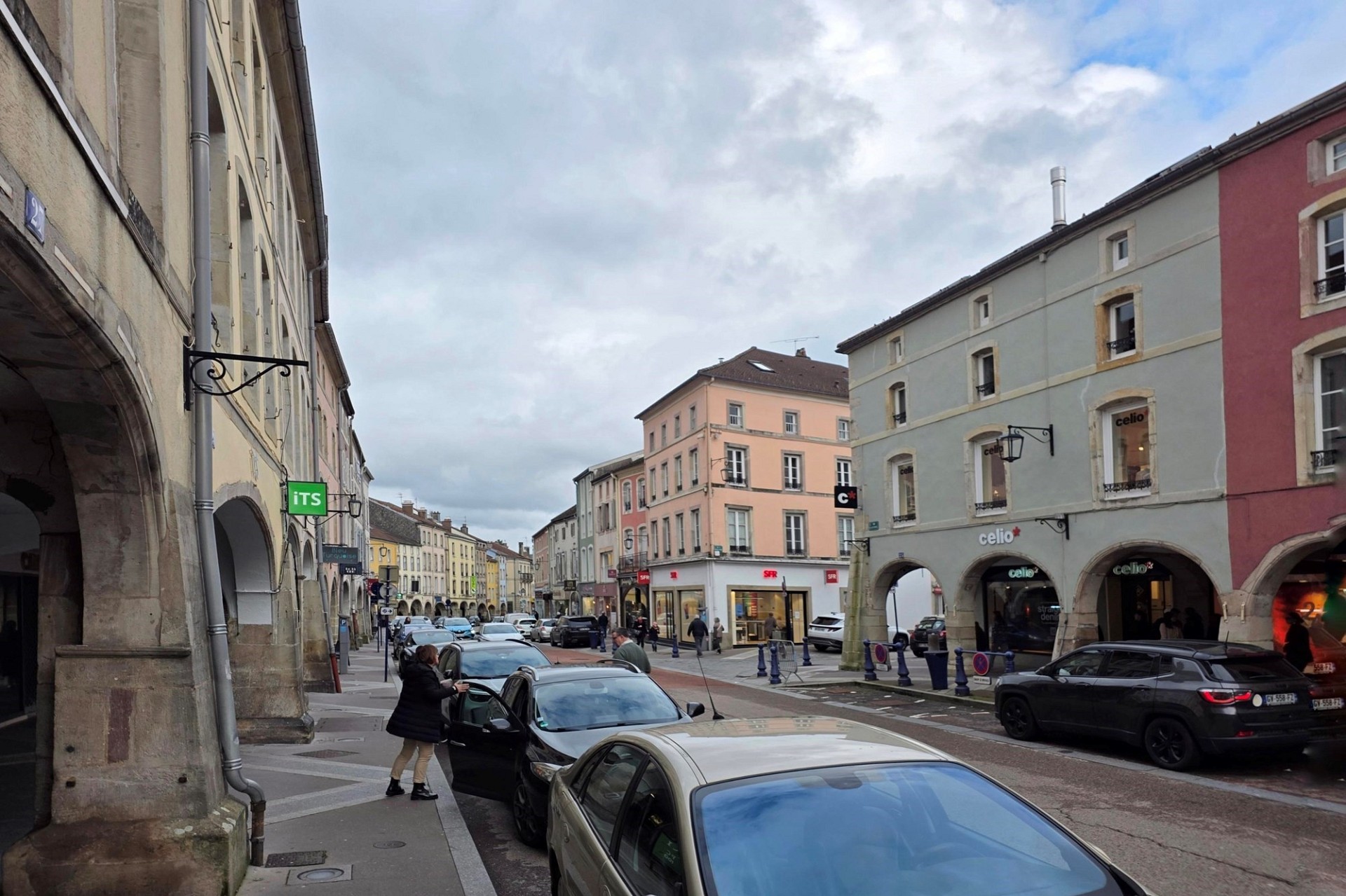 Städtische Einkaufsstraße mit Arkaden