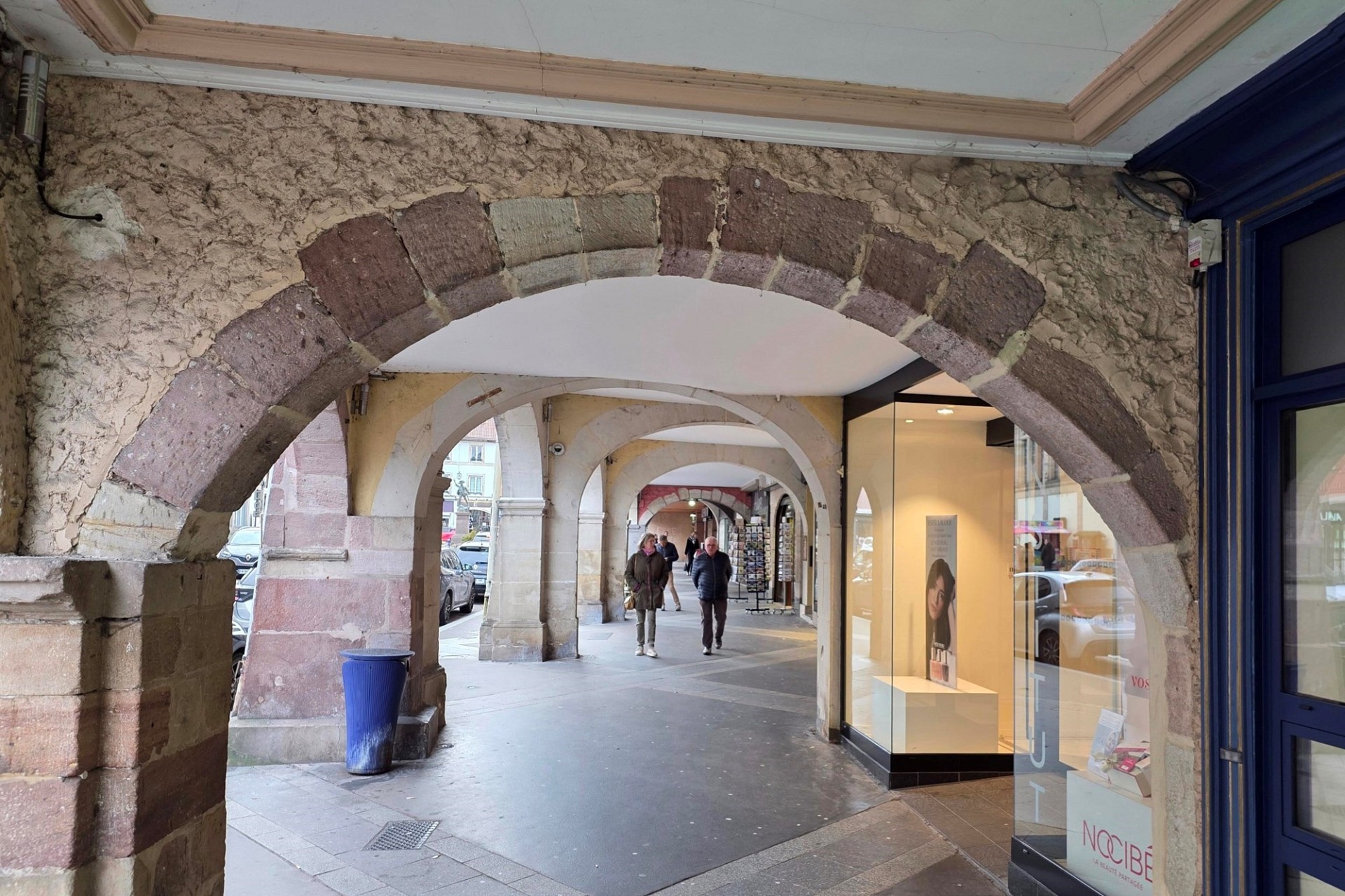 Arkadengang mit historischer Steinarchitektur