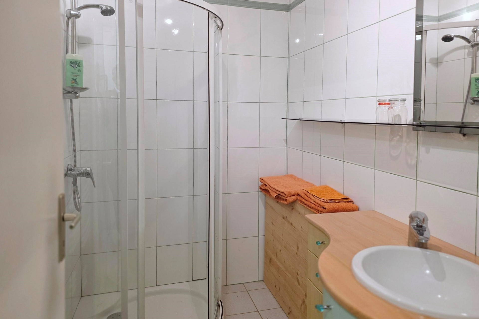 Badezimmer mit Dusche und Waschtisch