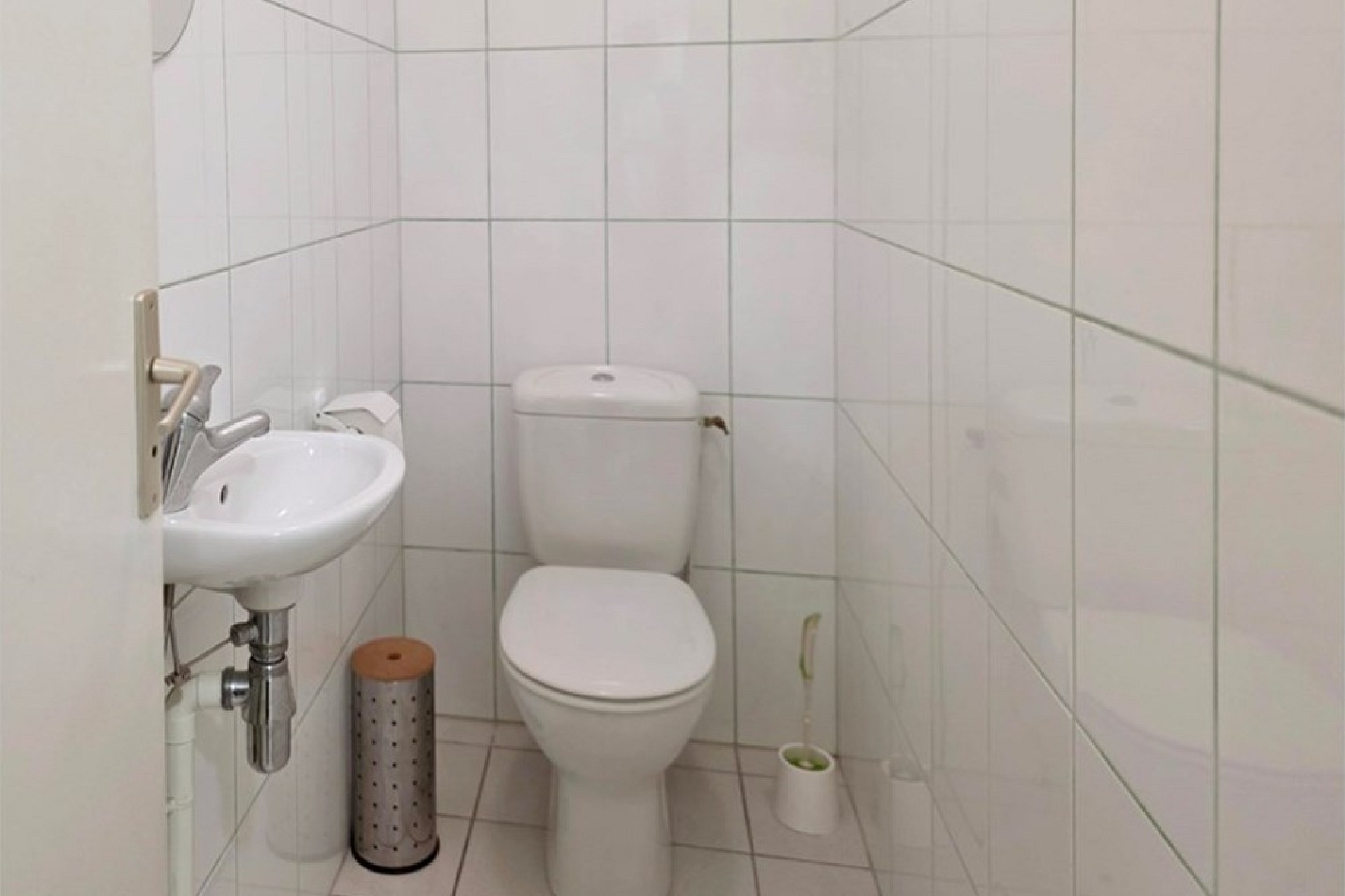 Kleines WC mit Wand-WC und Handwaschbecken