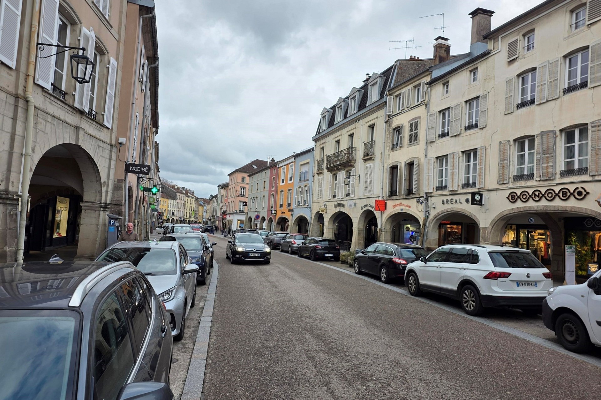 Historische Einkaufsstraße mit Arkaden