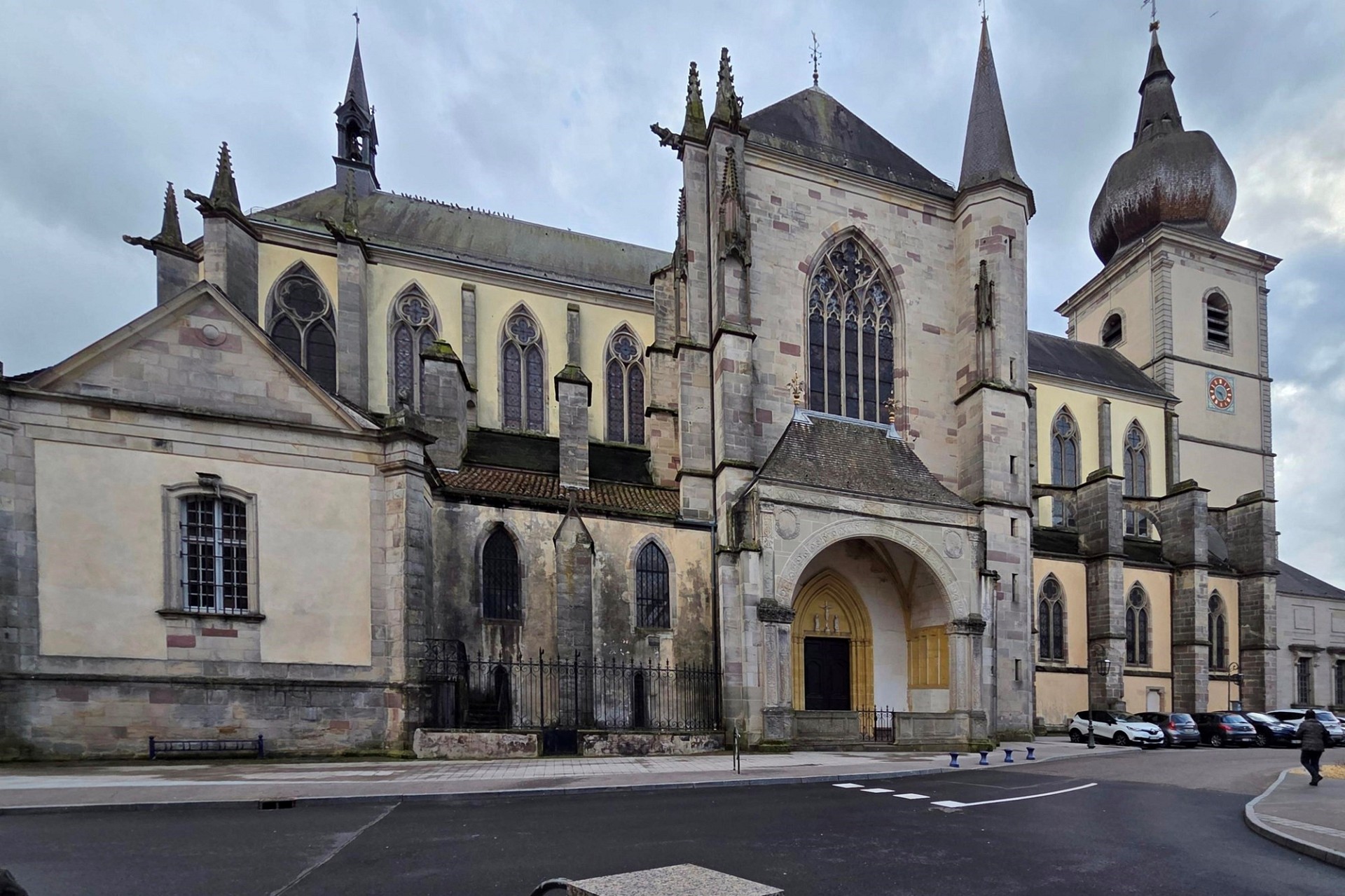 Historische Kirche mit Turm und Eingangsportal