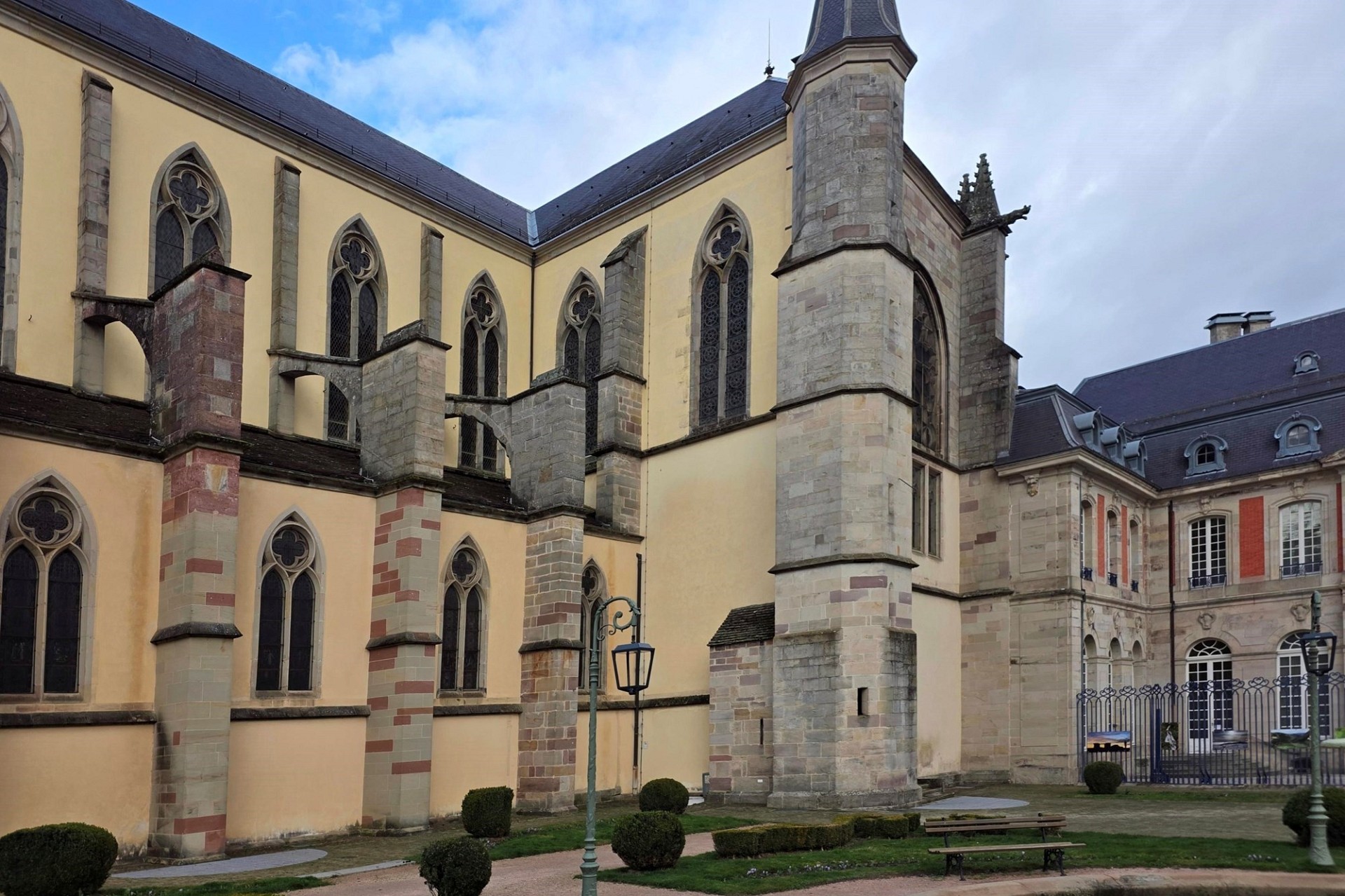 Historisches Kirchengebäude mit Innenhof