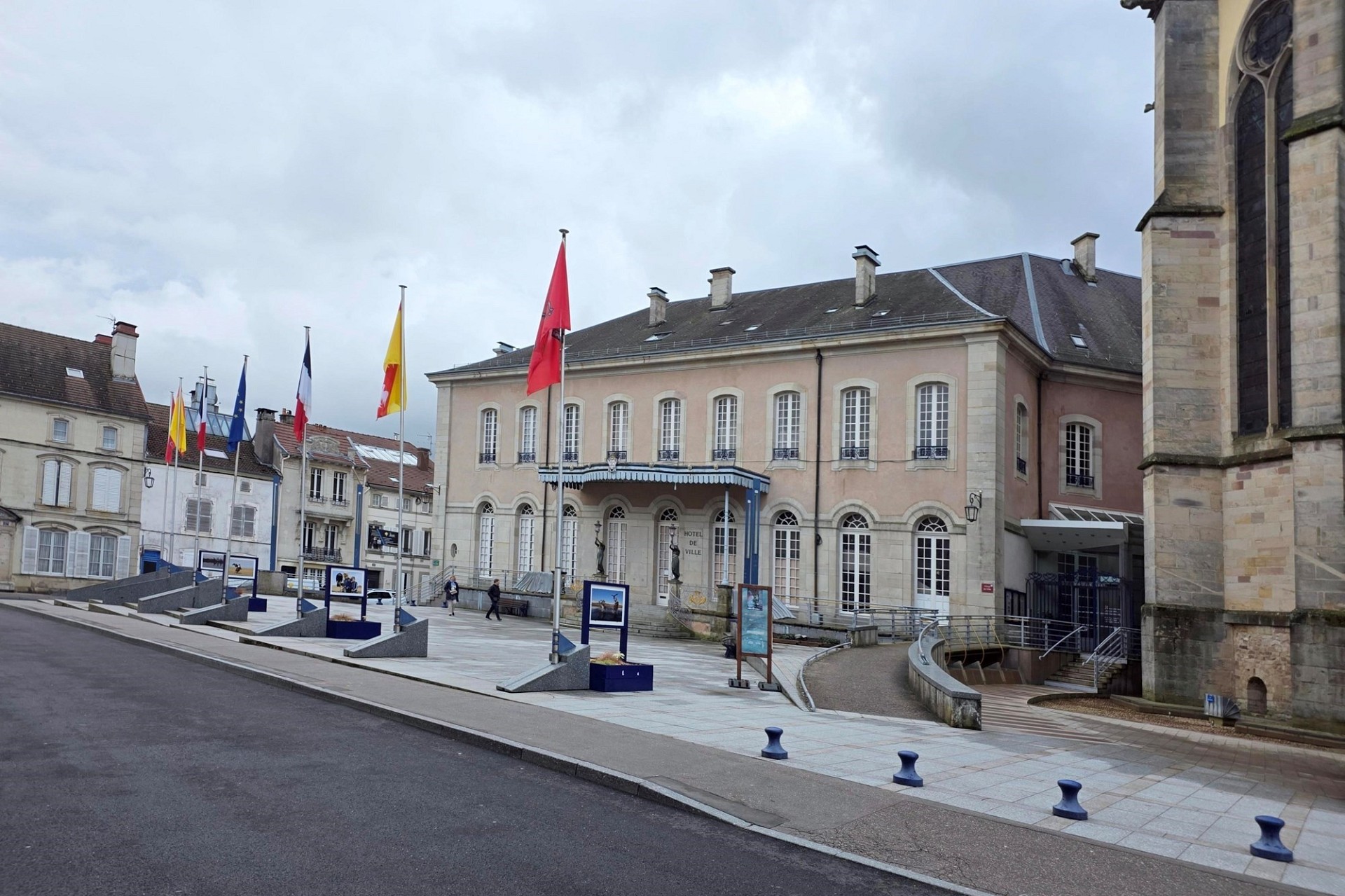 Historisches Rathausgebäude mit Platz und Flaggen