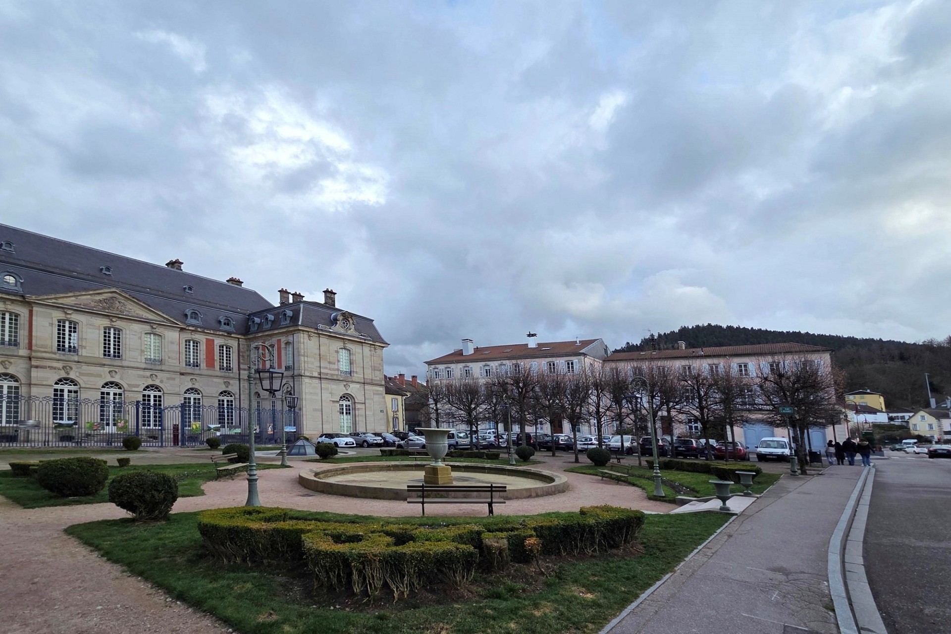 Historischer Platz mit Schlossgebäude und Gartenanlage