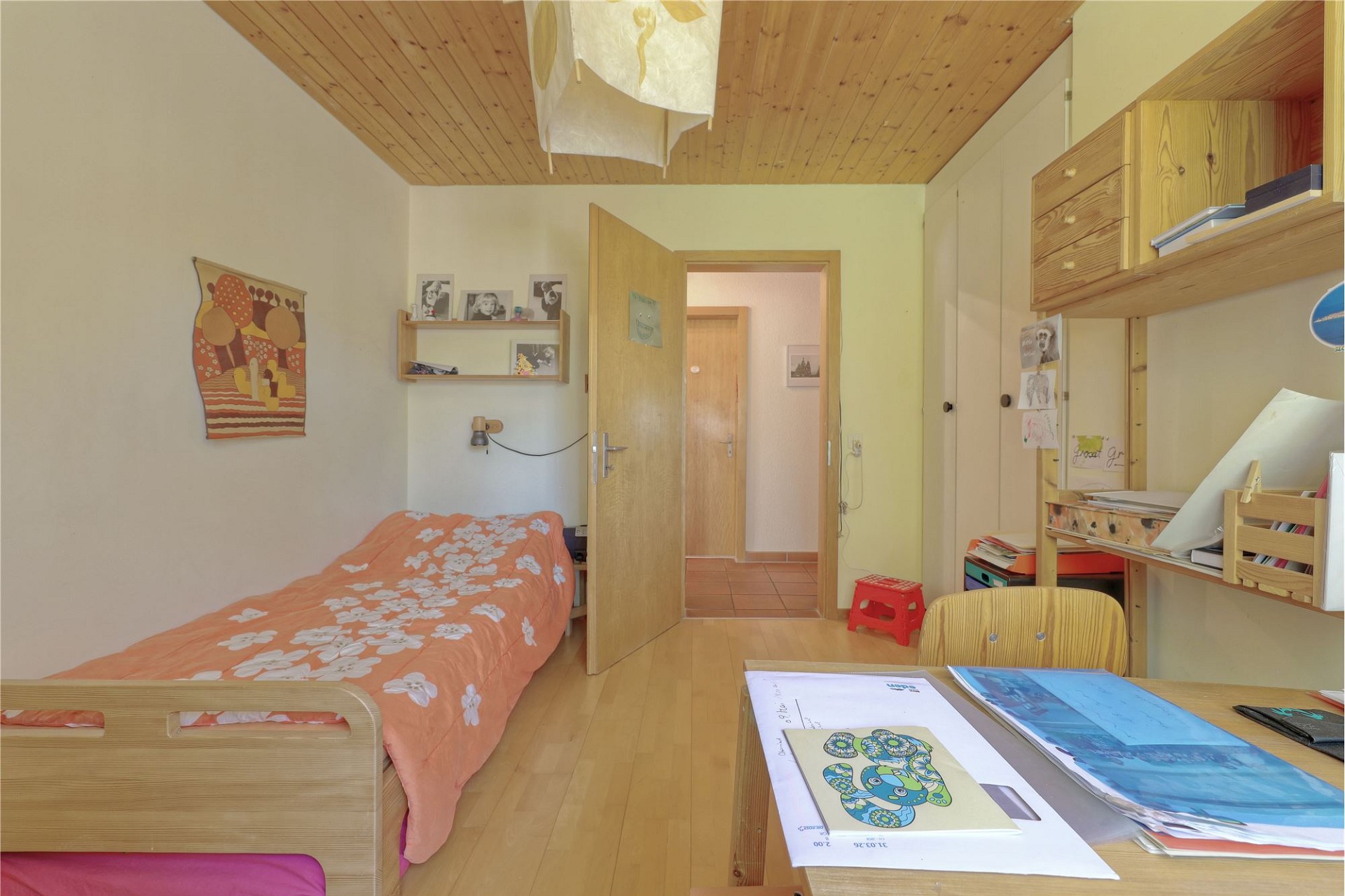 Gemütliches Kinderzimmer mit Holzausstattung