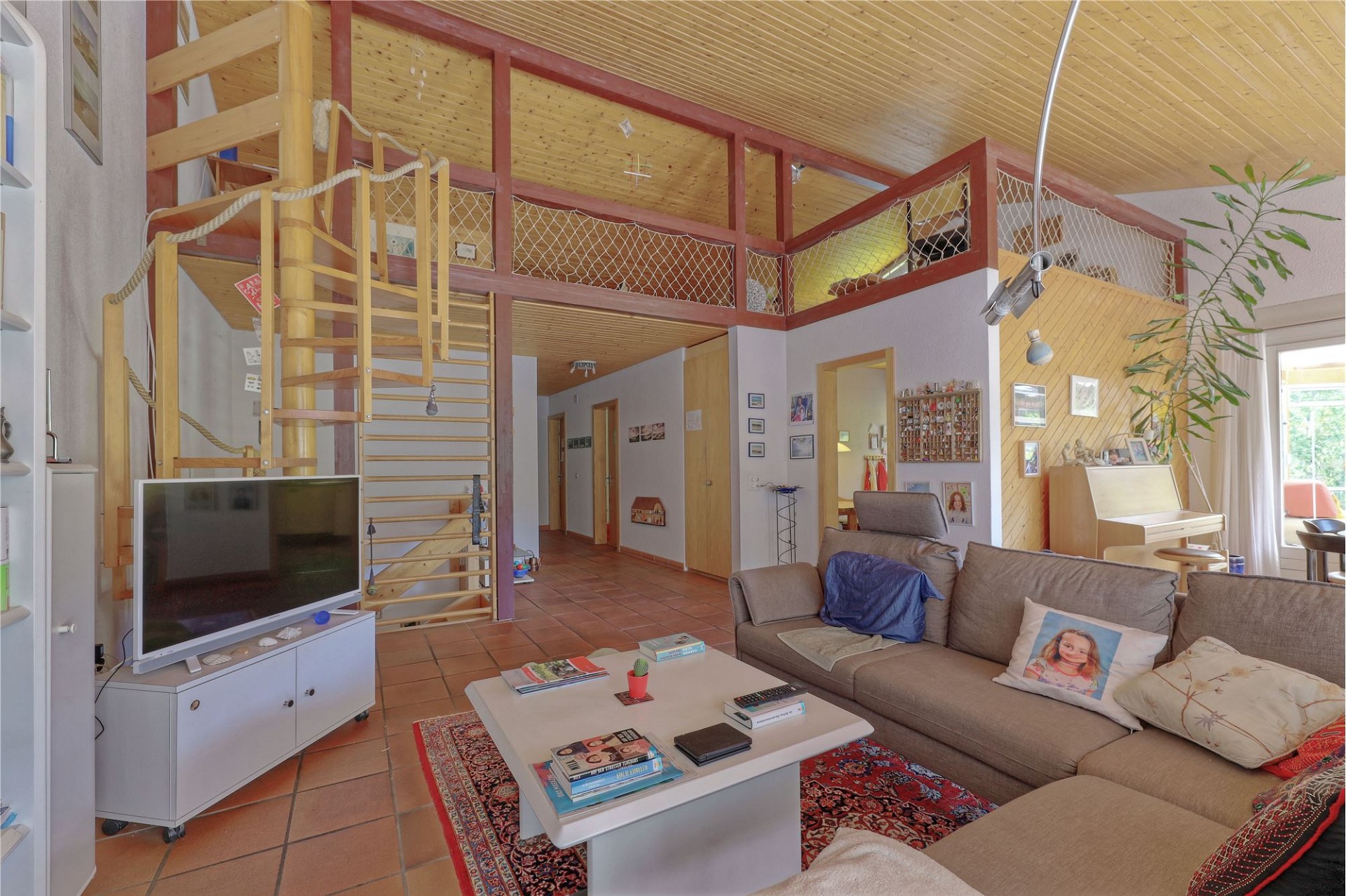 Wohnzimmer mit Galerie und Holztreppe