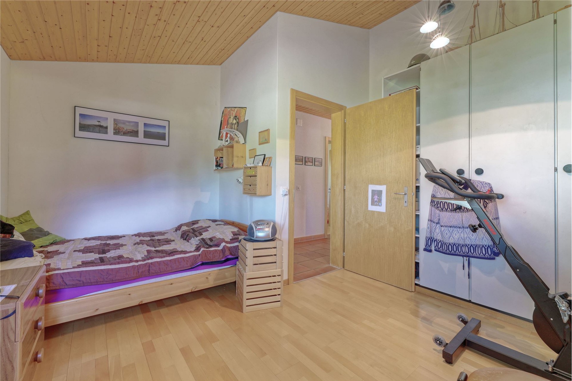 Schlafzimmer mit Holzdecke