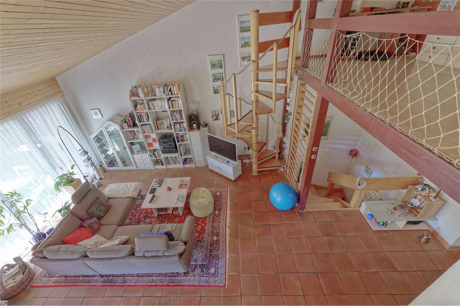 Wohnzimmer mit Galerie und Wendeltreppe