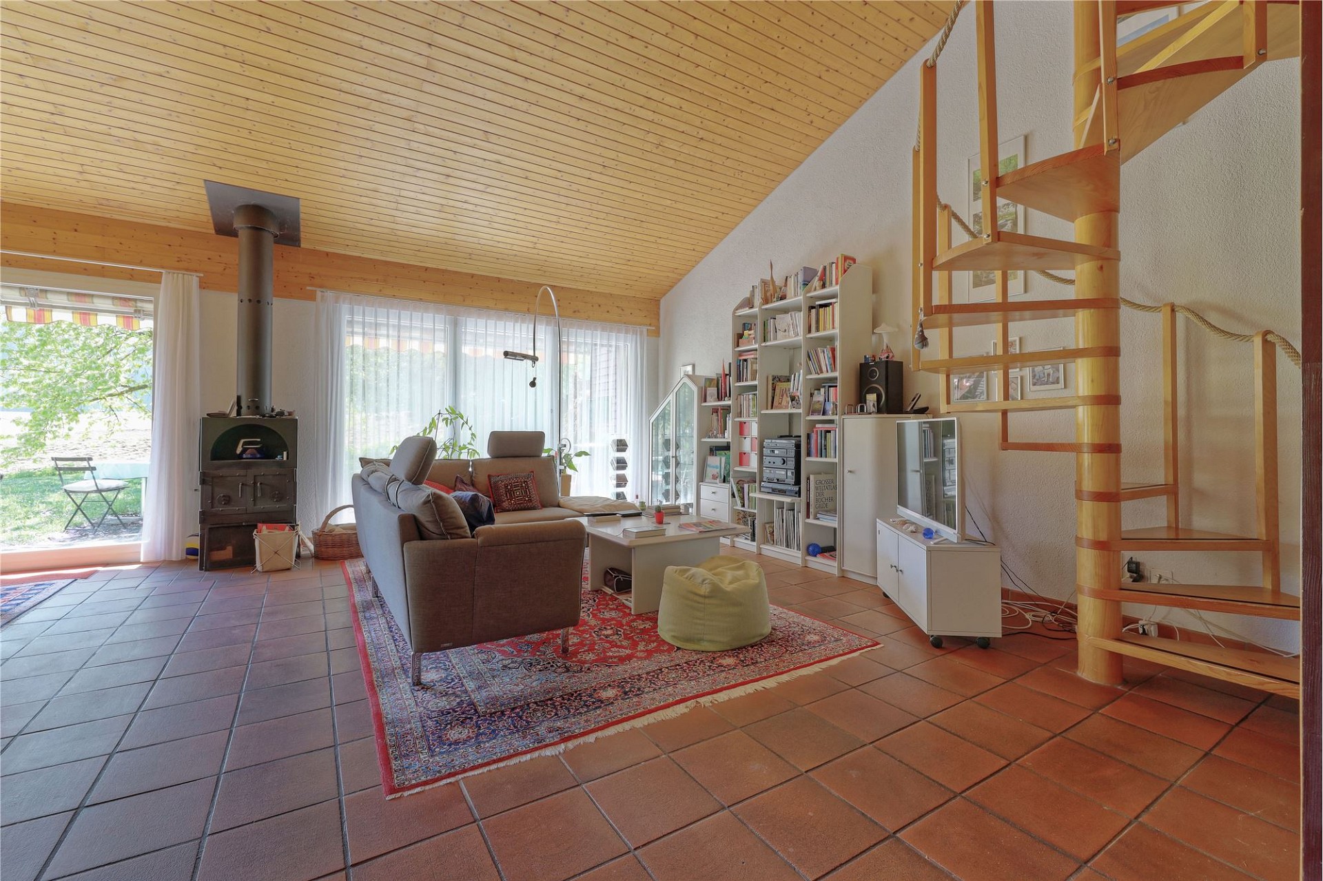 Wohnzimmer mit Holzdecke und Kaminofen