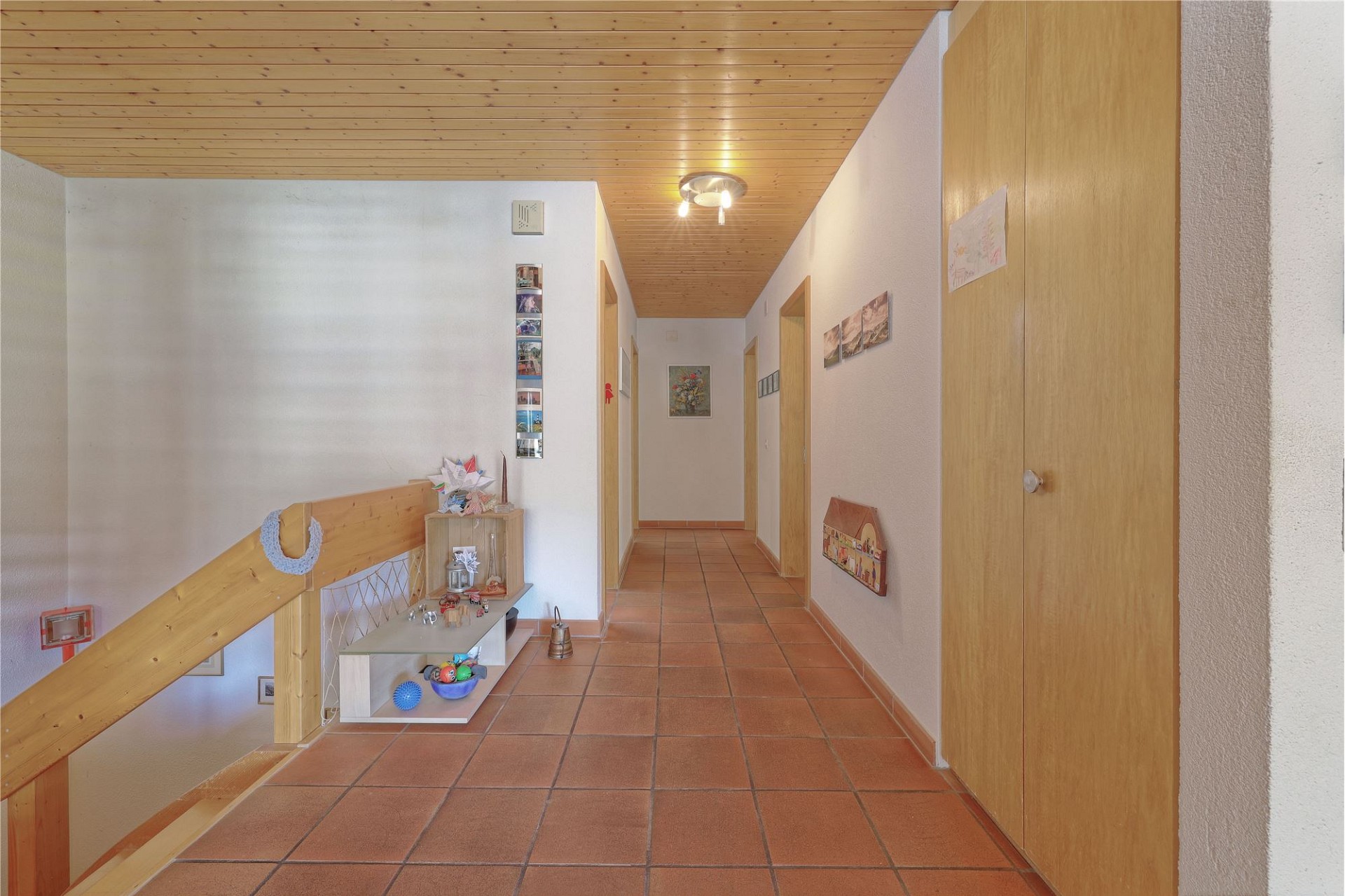 Flur mit Holzdecke und Terrakottafliesen