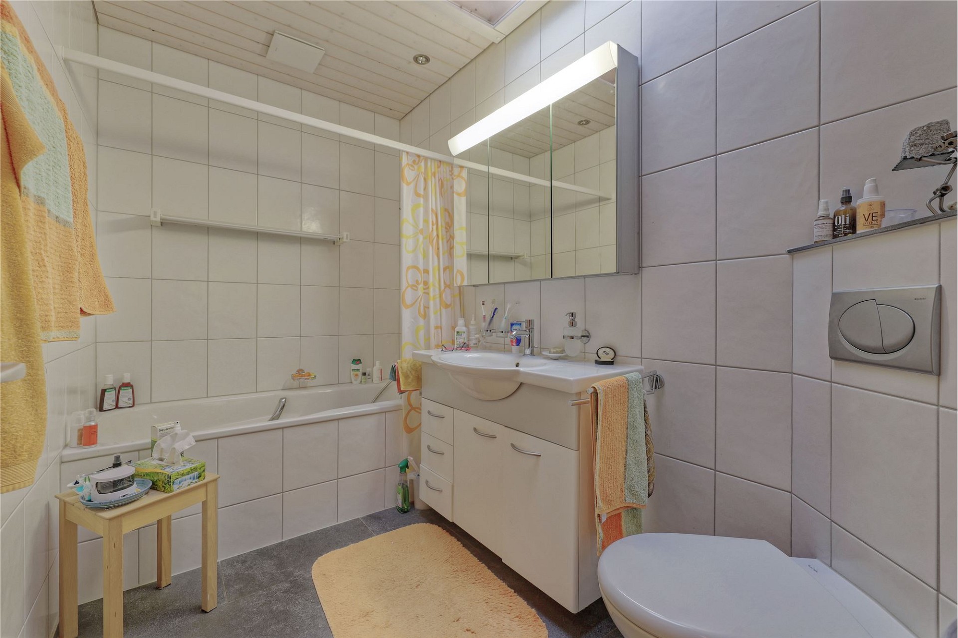 Badezimmer mit Badewanne und Waschtisch