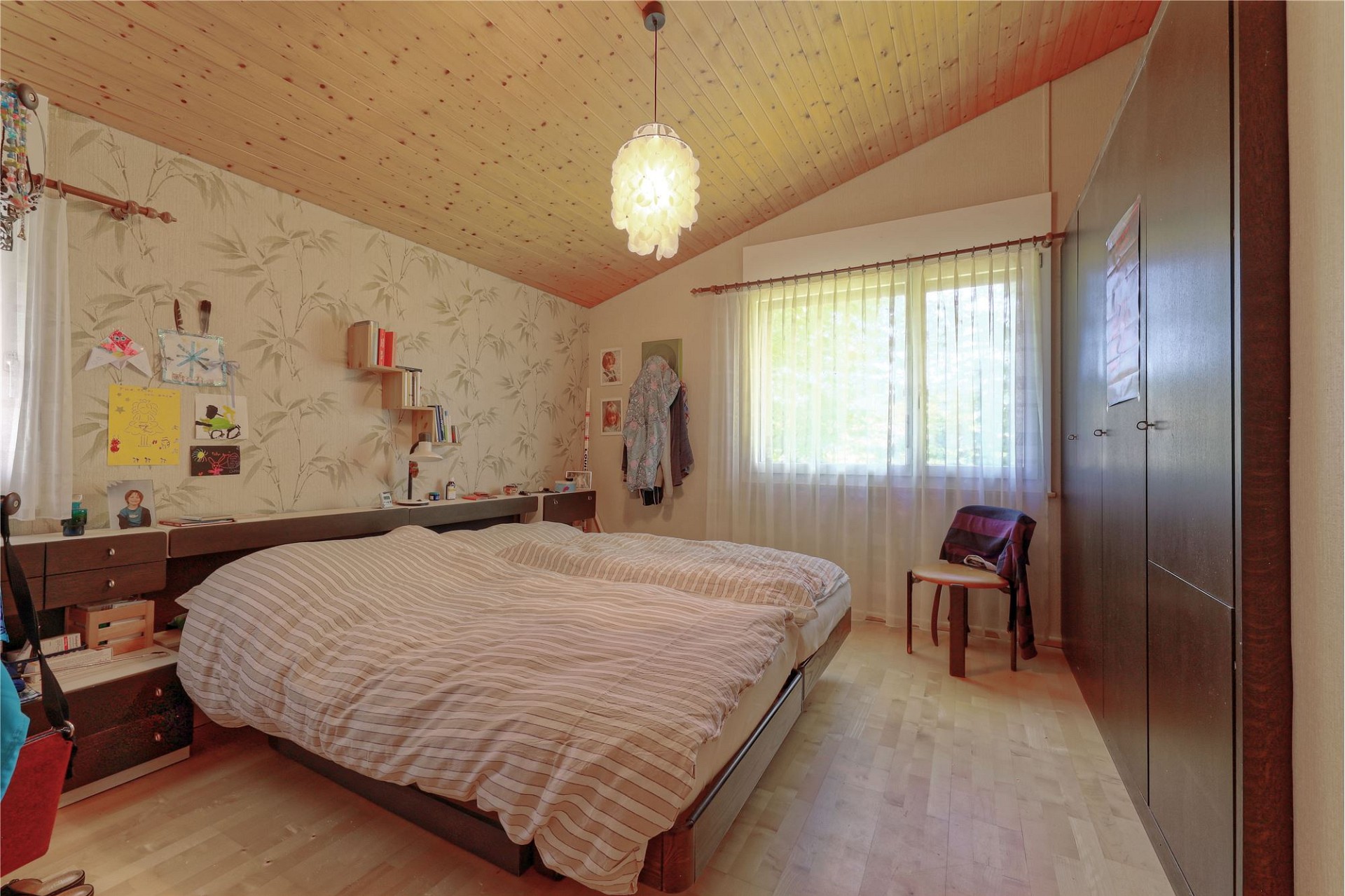 Schlafzimmer mit Dachschräge und Holzdecke