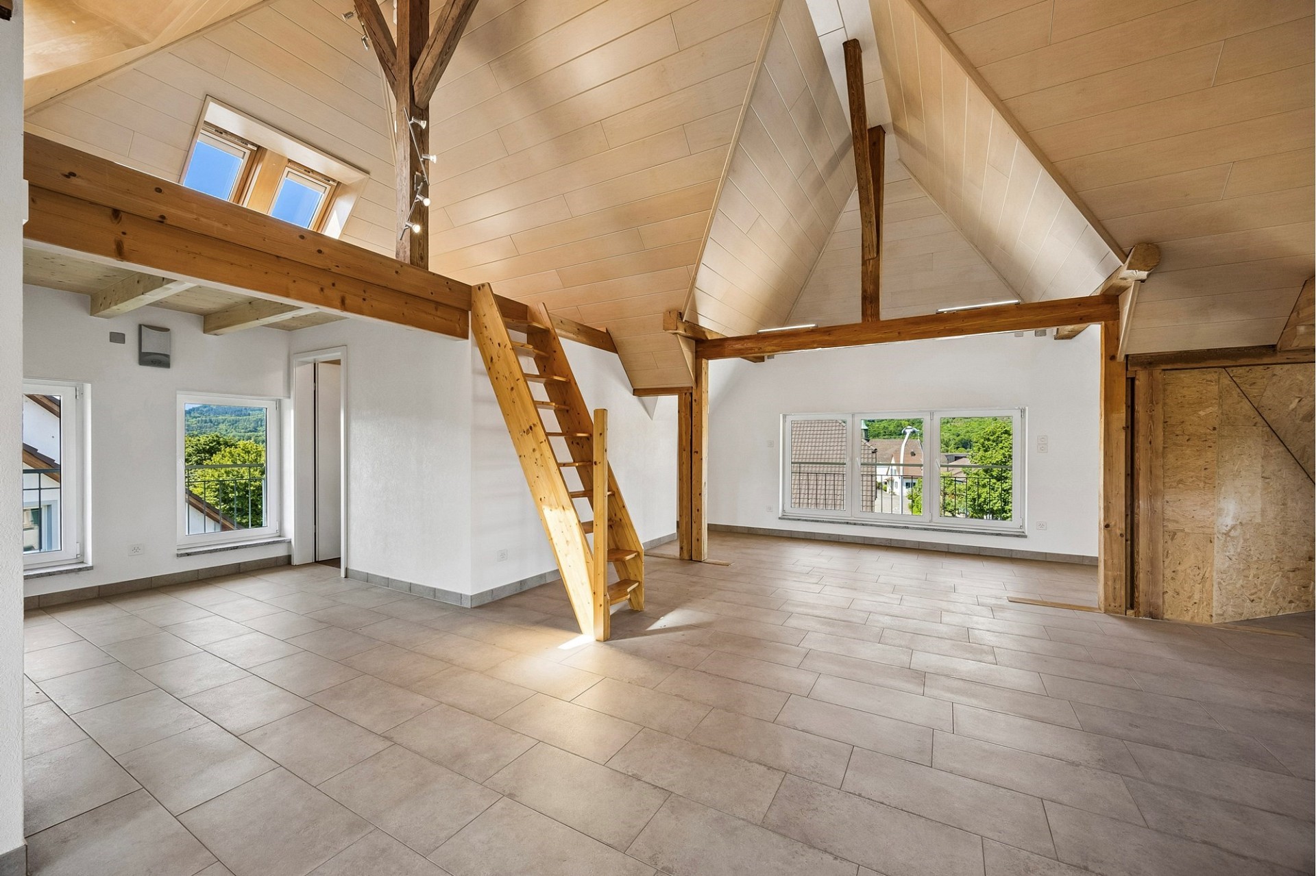 Heller Dachgeschossraum mit offener Galerie und Holzstruktur