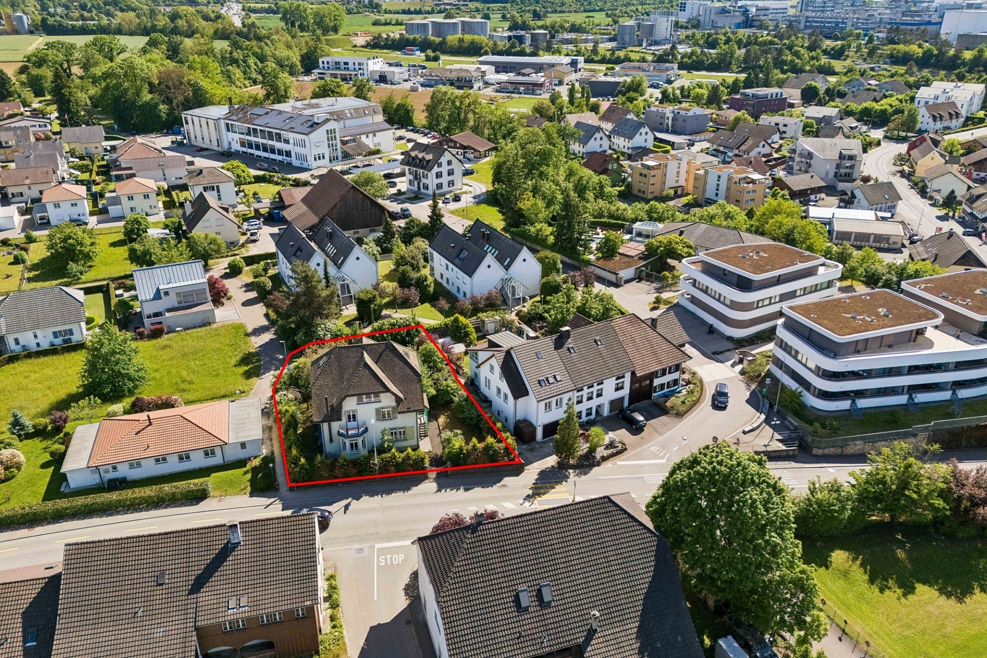 Luftaufnahme eines Wohnhauses im markierten Grundstück
