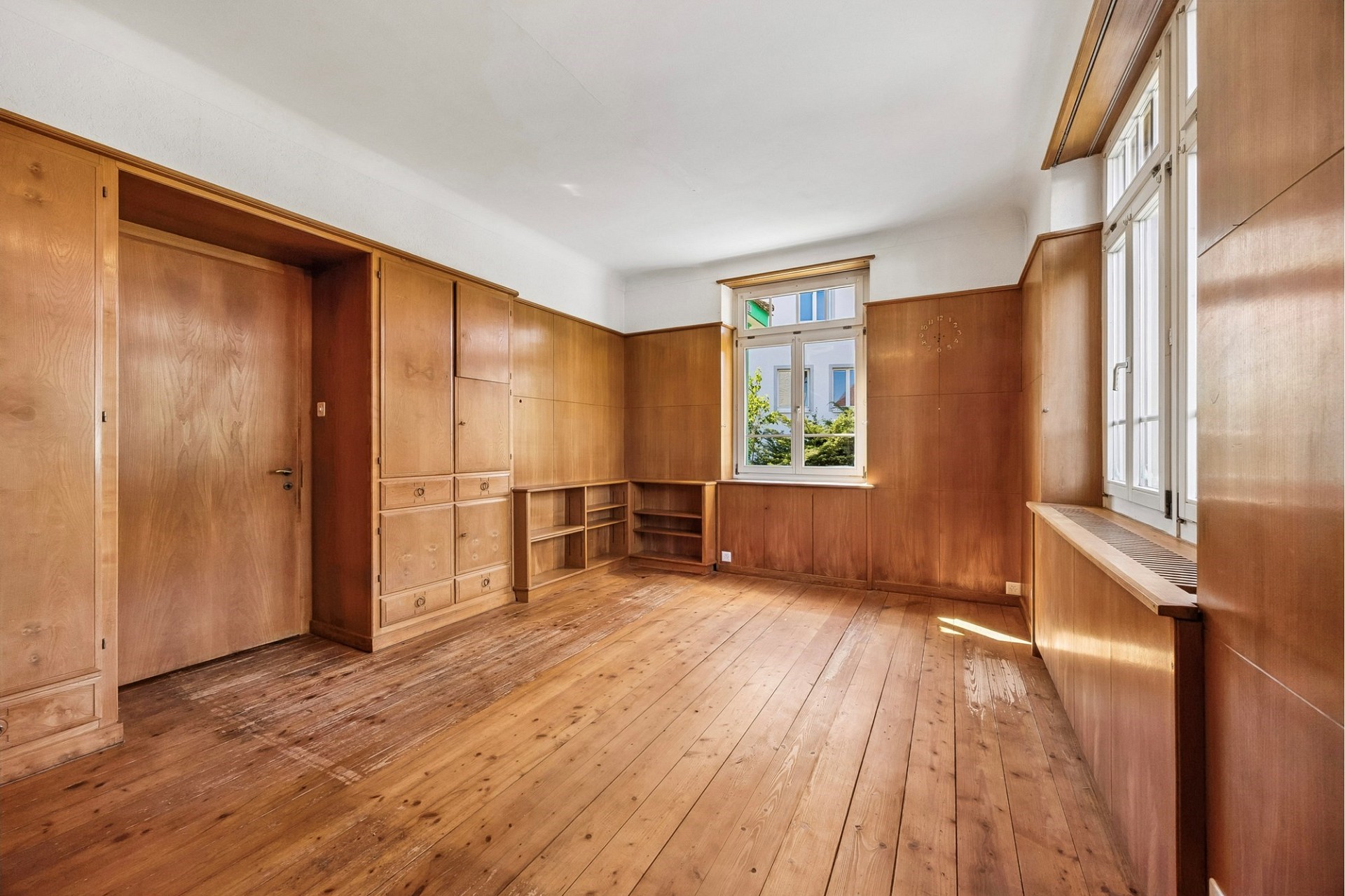 Helles Holz-Zimmer mit Einbauschränken