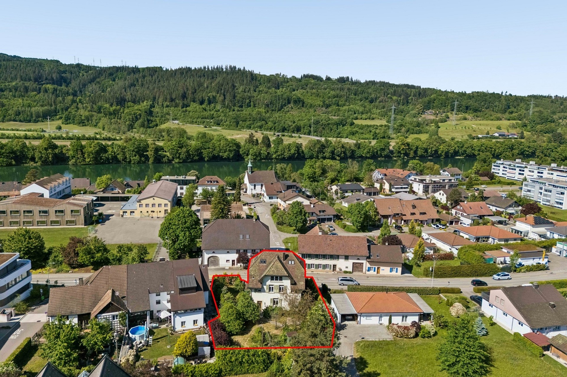 Luftaufnahme eines Wohnhauses am Fluss