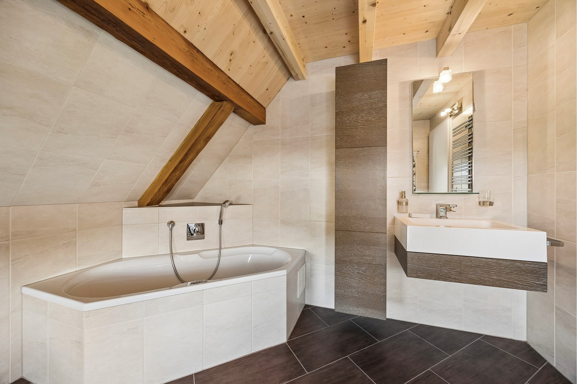 Dachgeschoss-Badezimmer mit Badewanne und Waschtisch