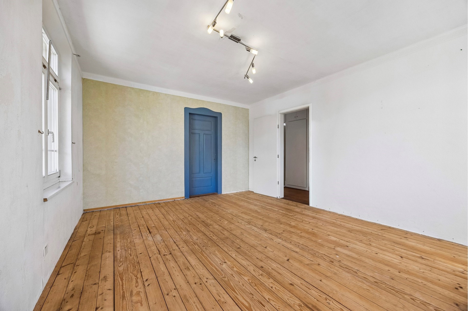 Leerer Altbau-Raum mit Dielenboden