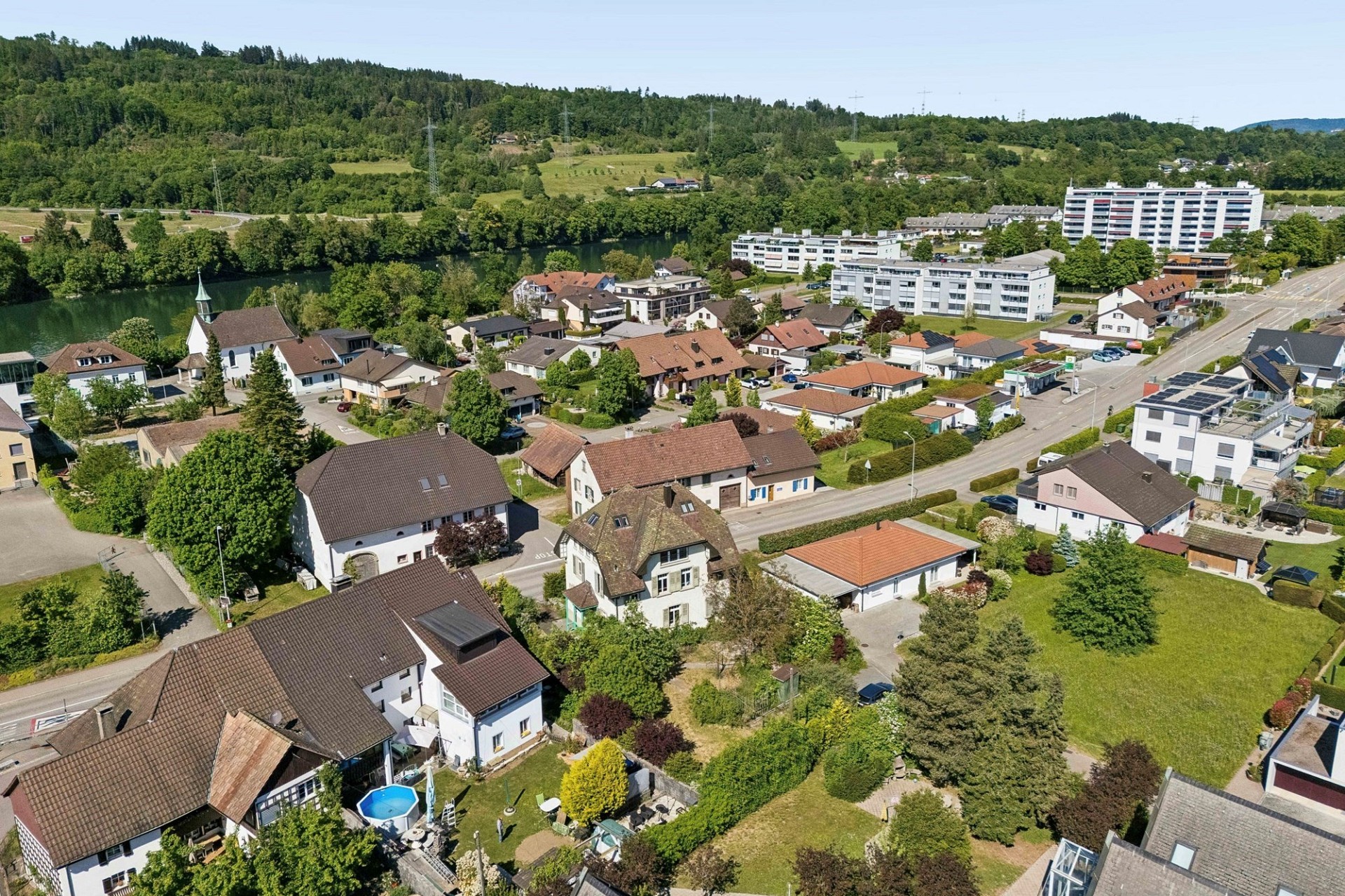Luftaufnahme eines Wohnviertels am Fluss