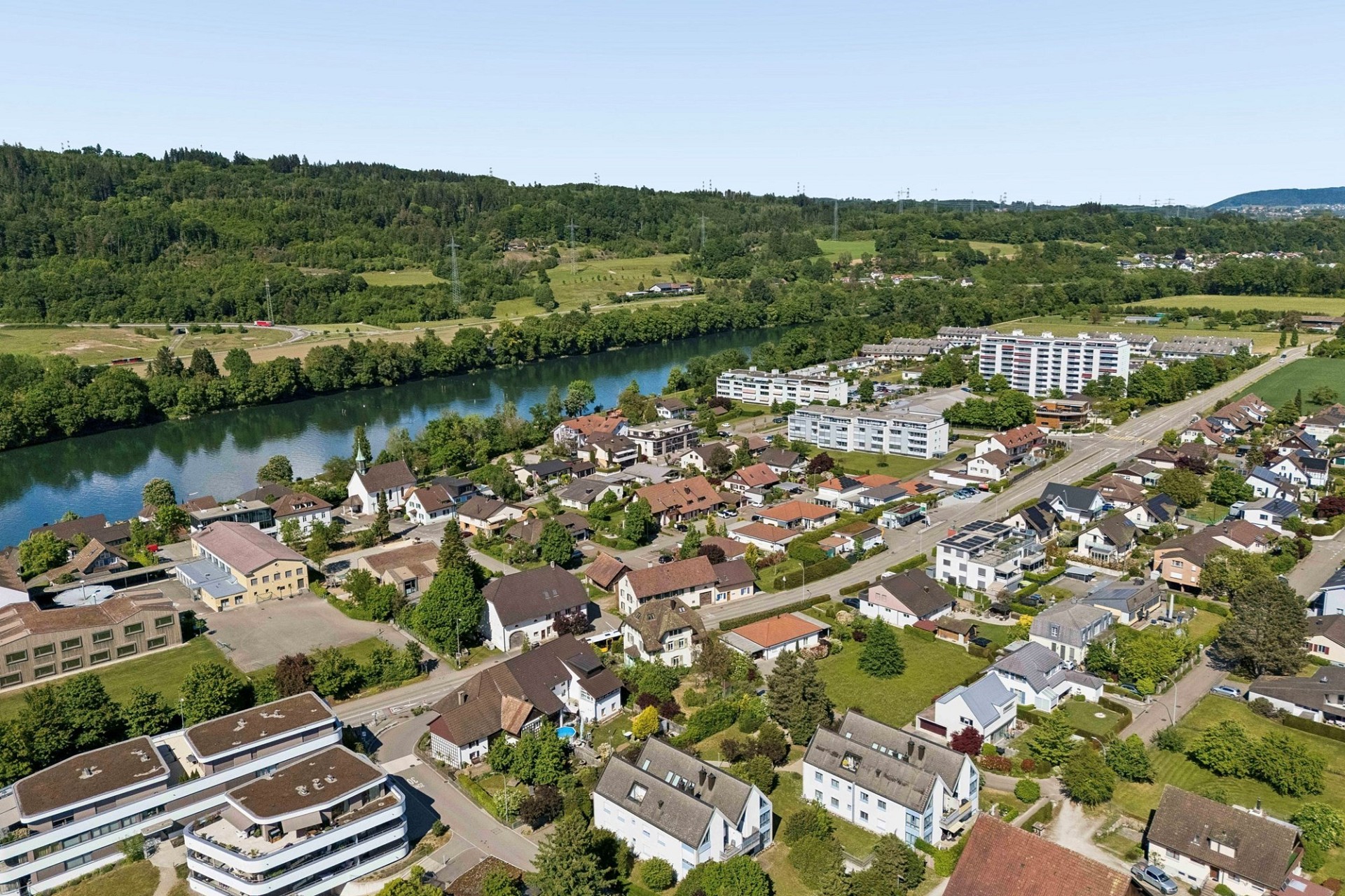 Luftaufnahme einer Wohngegend am Fluss