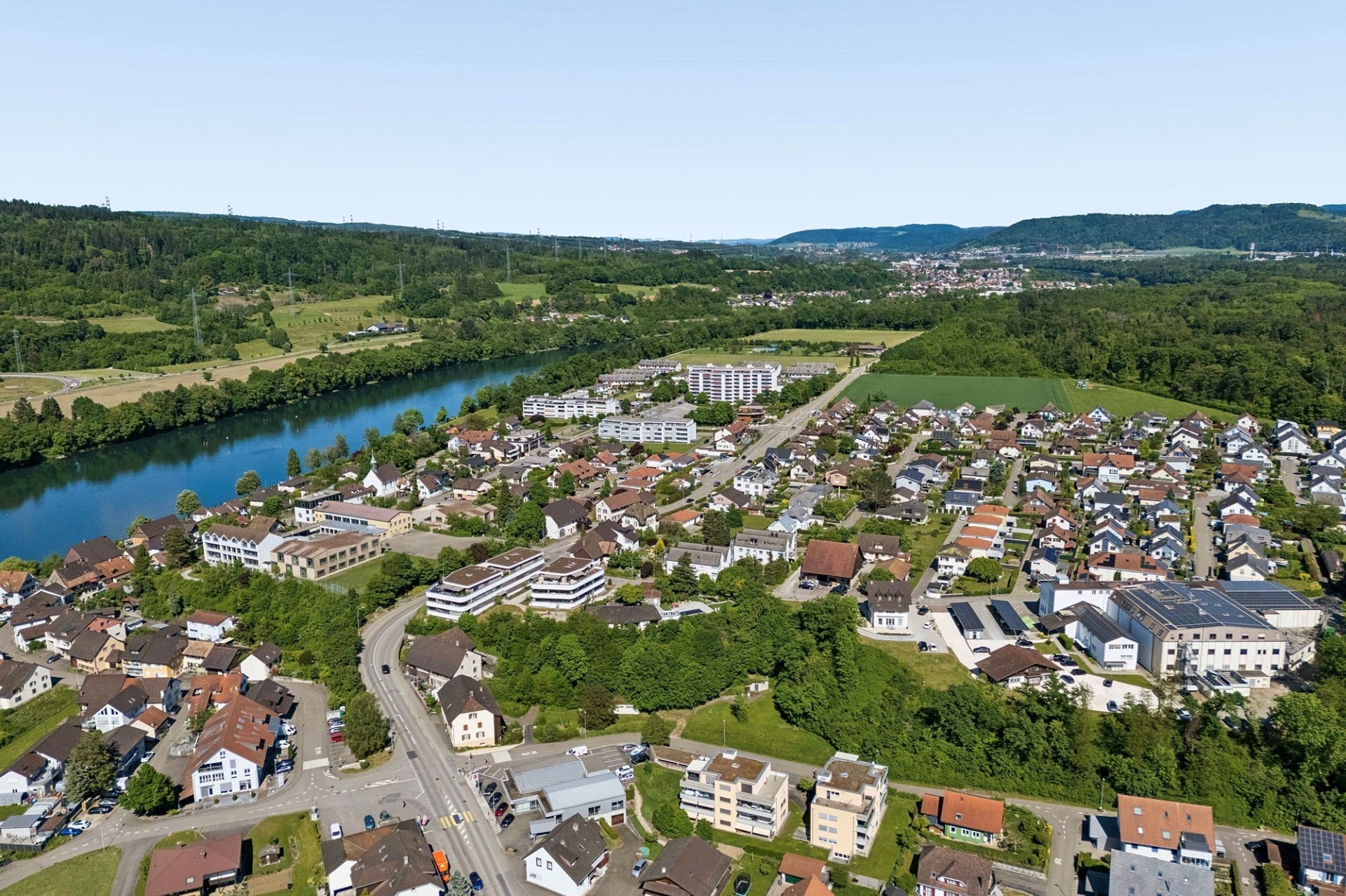 Luftaufnahme einer Wohngegend am Fluss