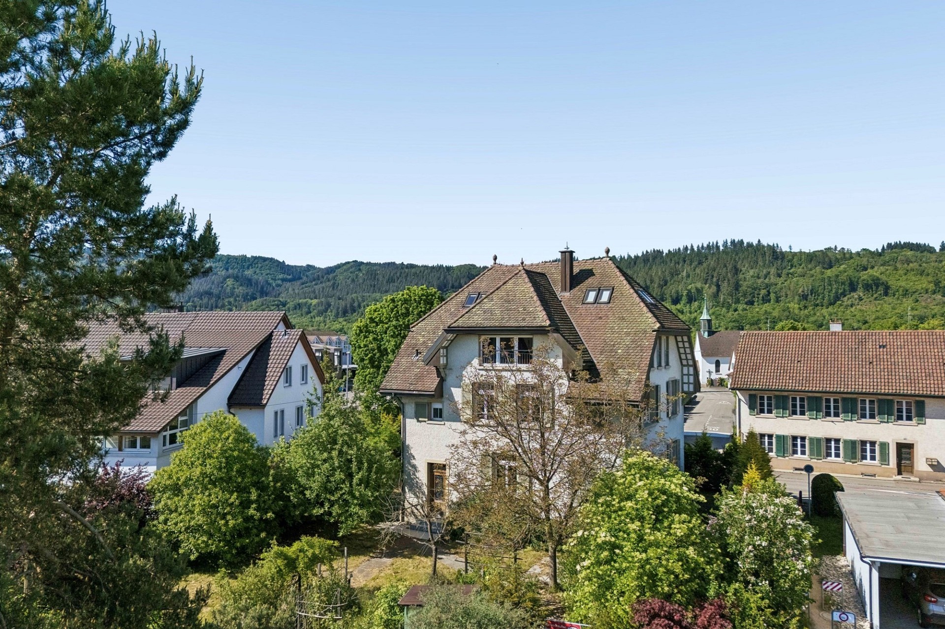 Wohnhäuser mit Satteldächern und Grünblick