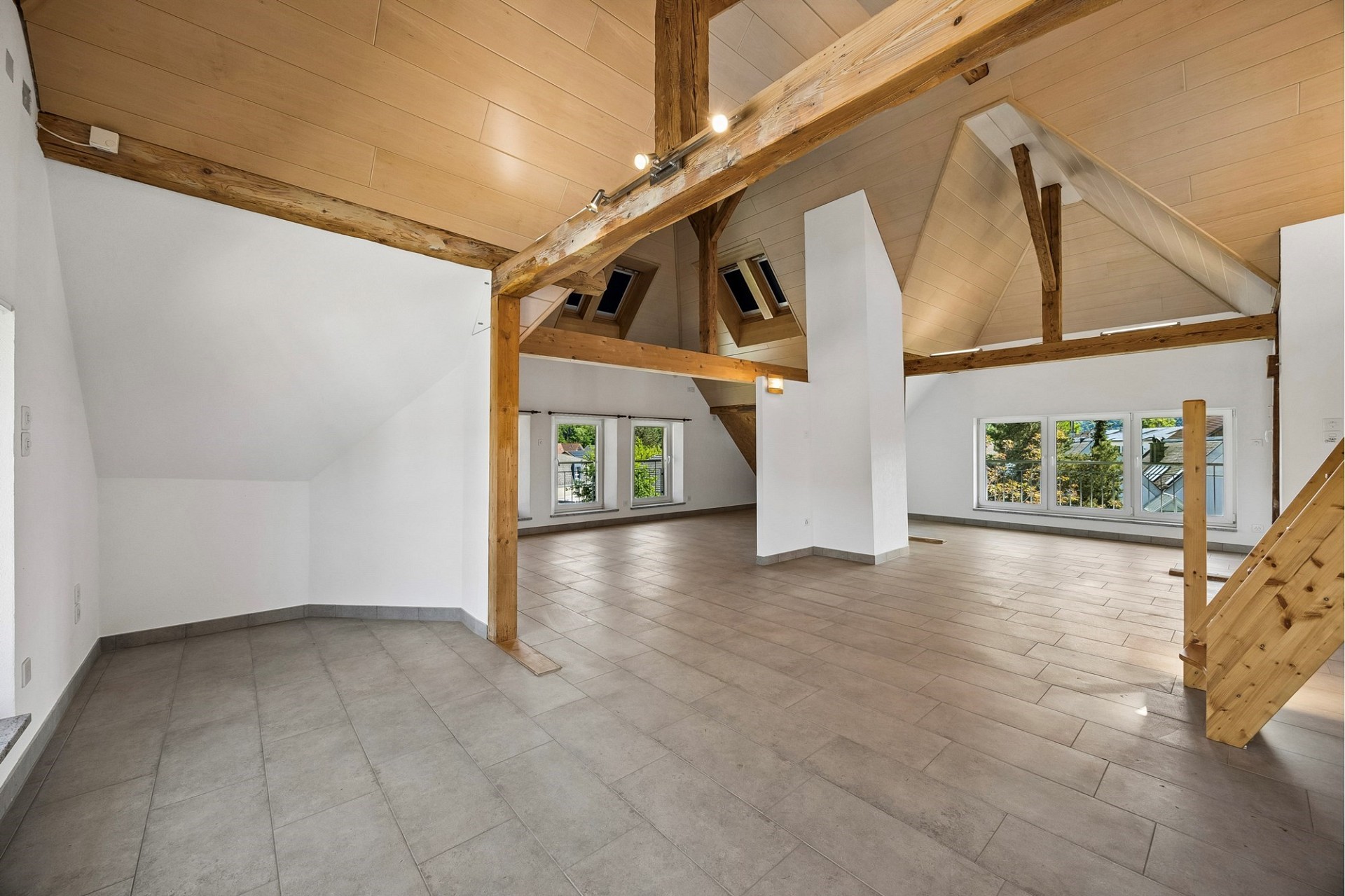 Ausgebauter Dachraum mit sichtbaren Holzbalken