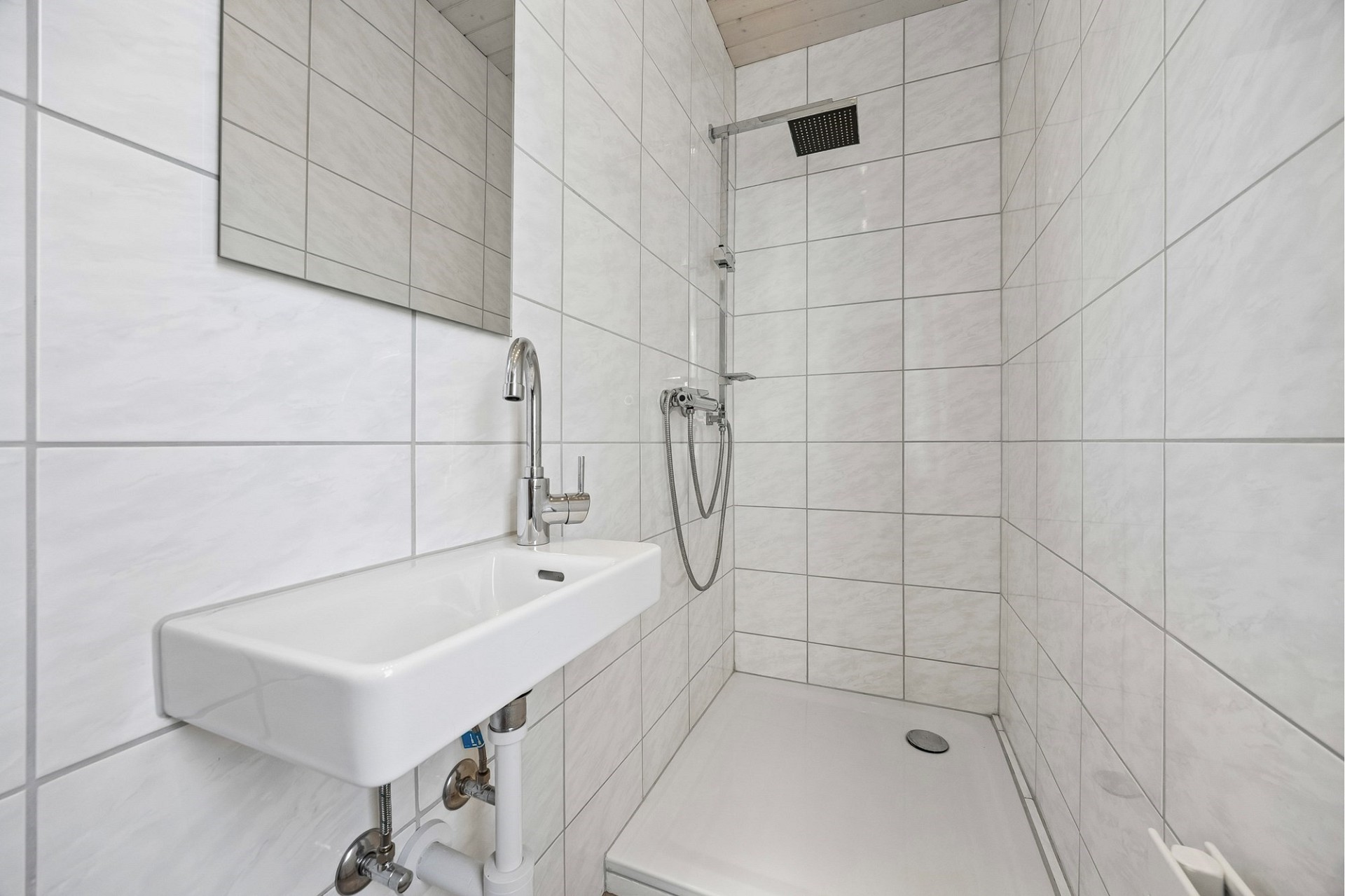 Moderne Dusche mit Wandwaschbecken