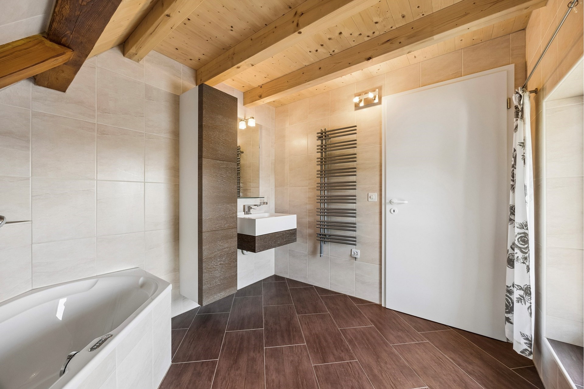 Badezimmer mit Holzbalkendecke