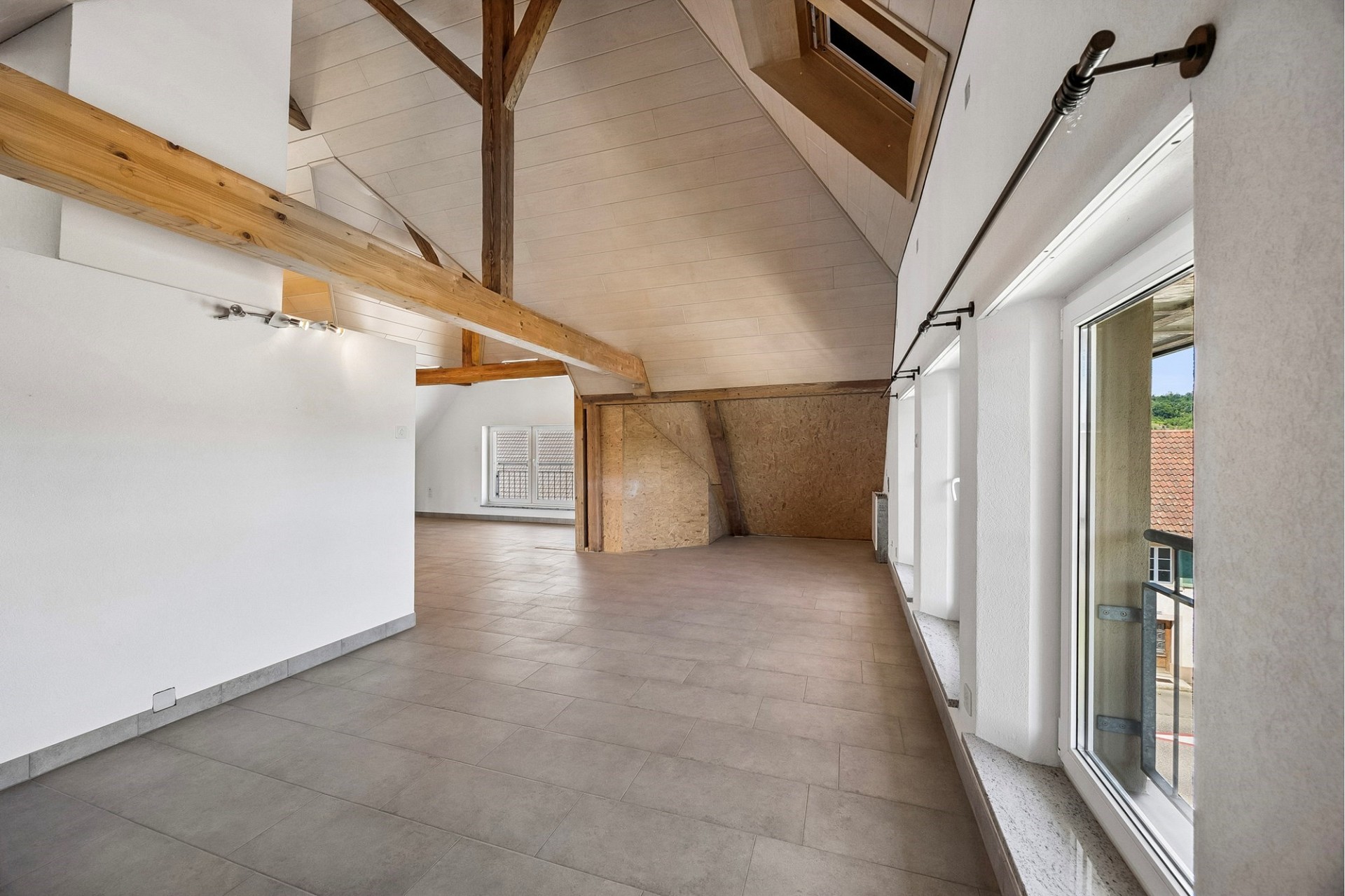 Dachgeschossraum mit sichtbaren Holzbalken