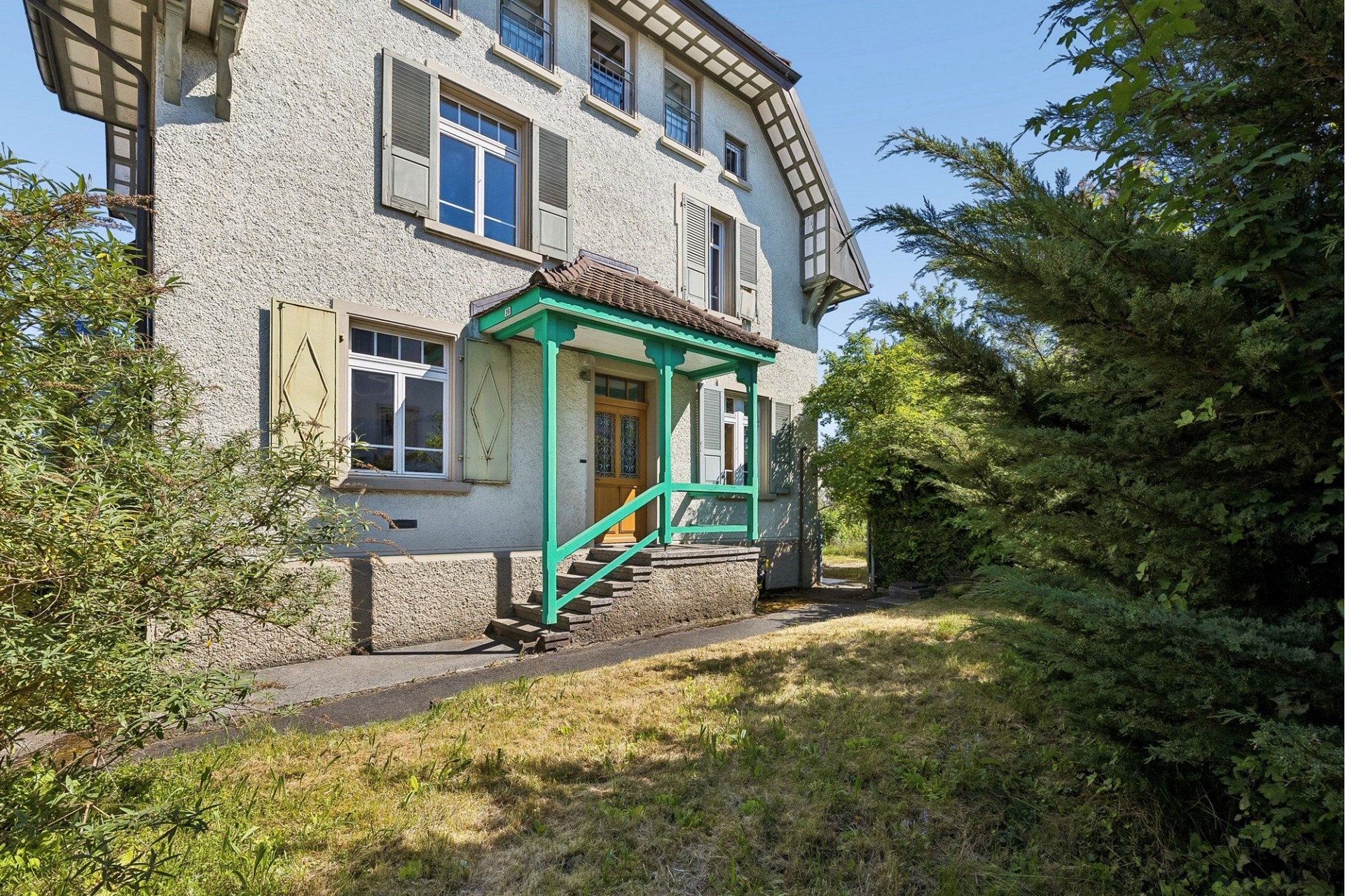 Außenansicht eines Hauses mit Garten