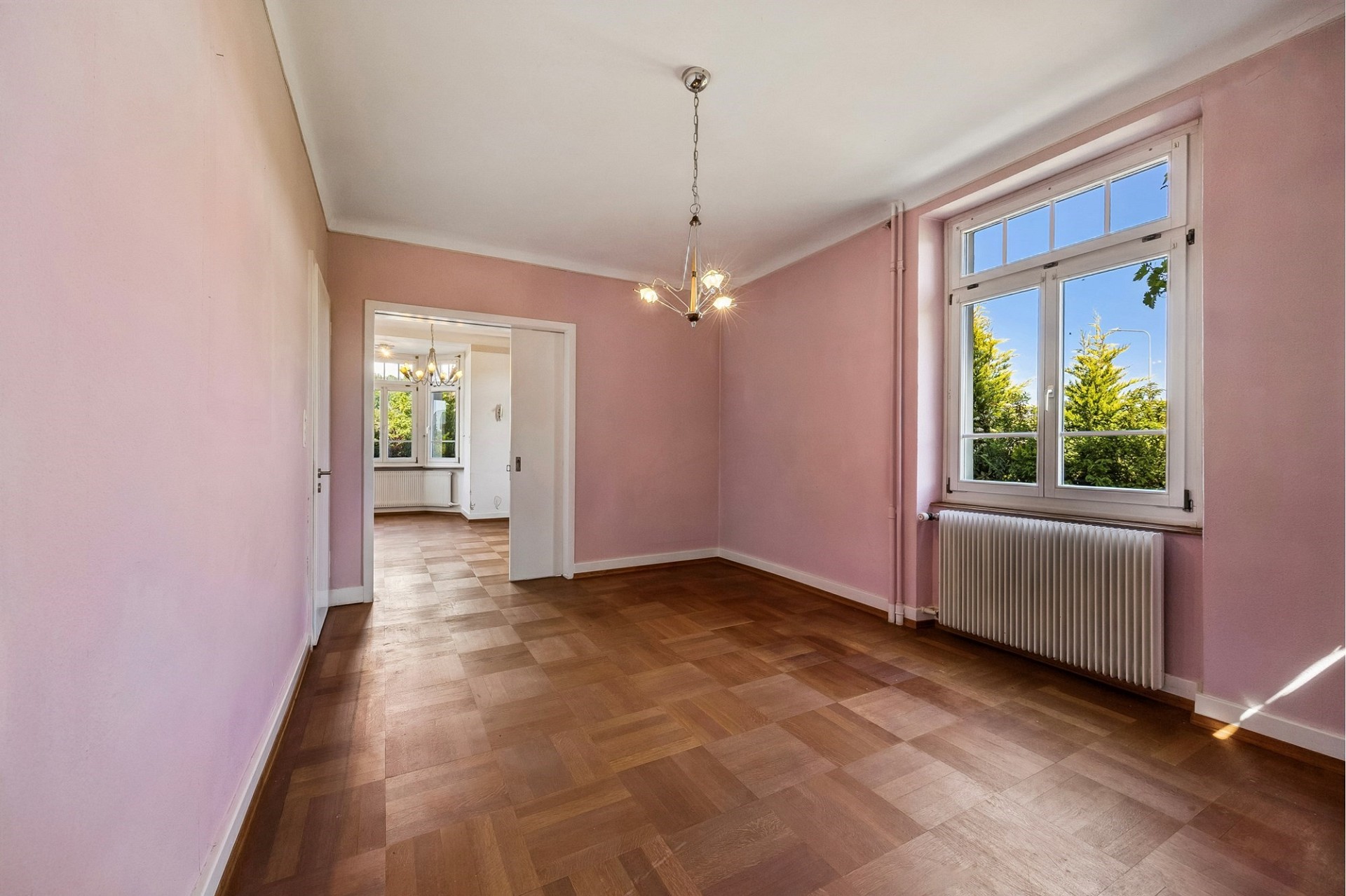 Hellrosa Zimmer mit Holzboden