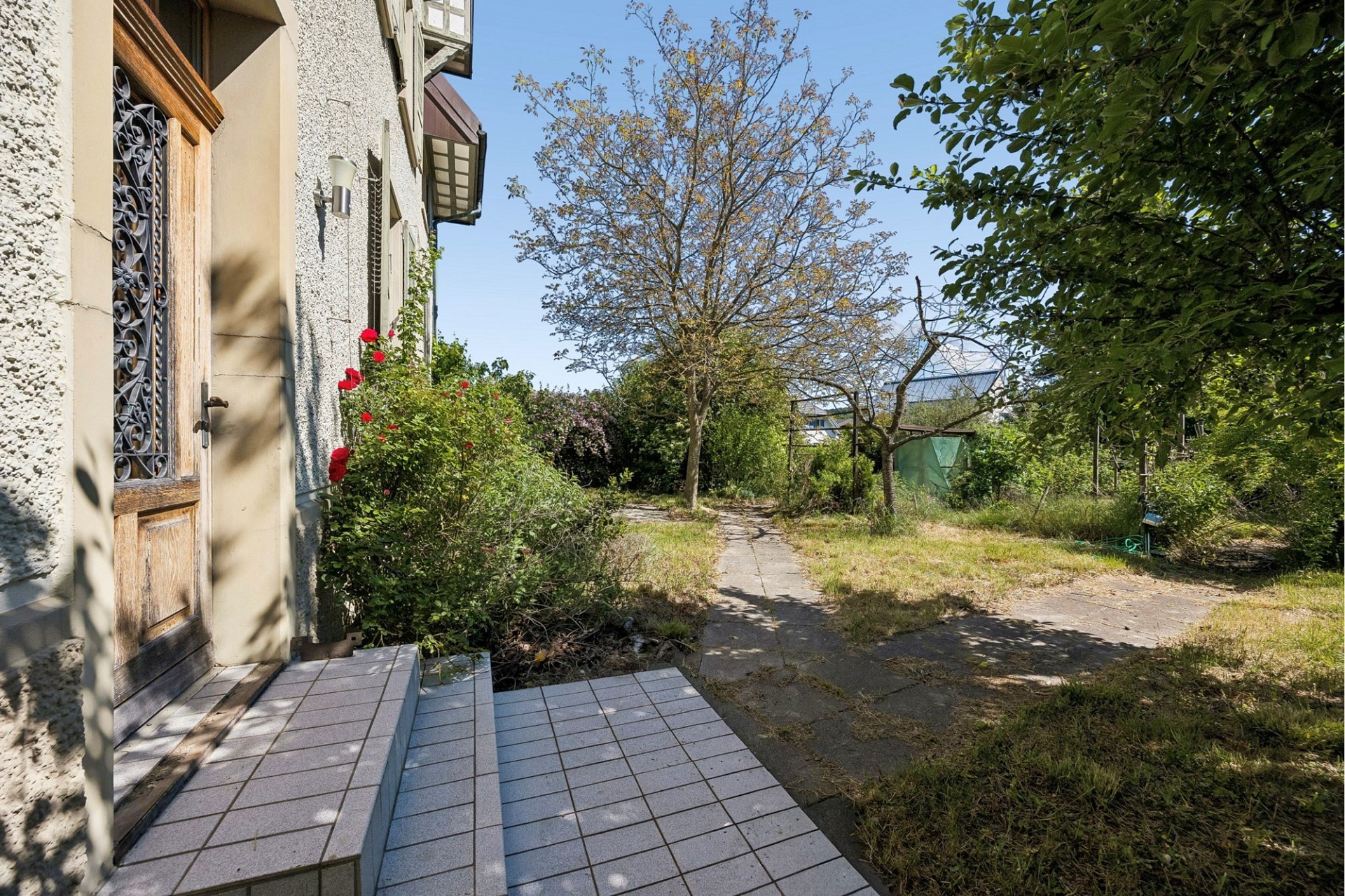Garten- und Hauseingangsbereich