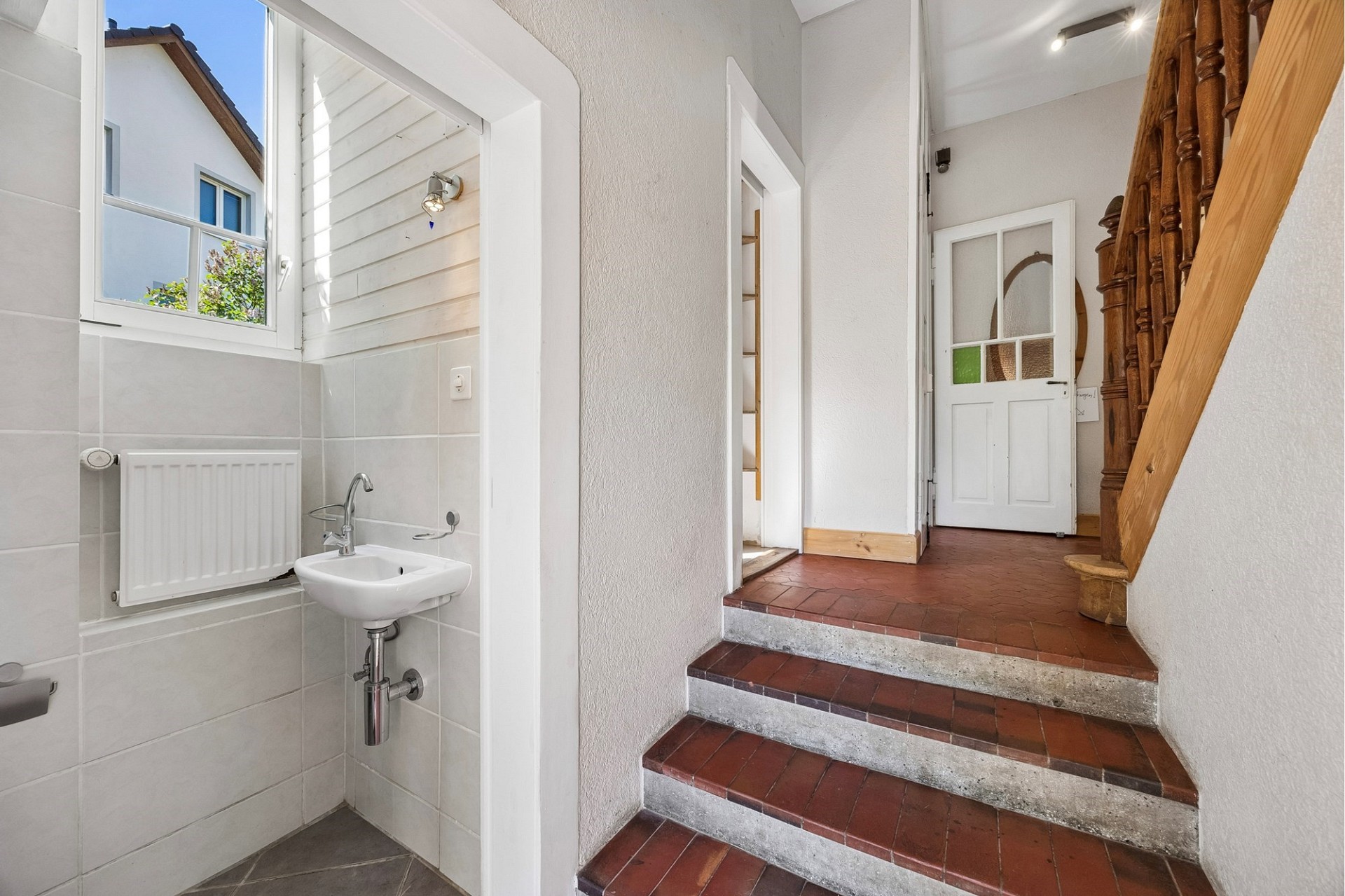 Heller Eingangsbereich mit Gäste-WC und Treppe