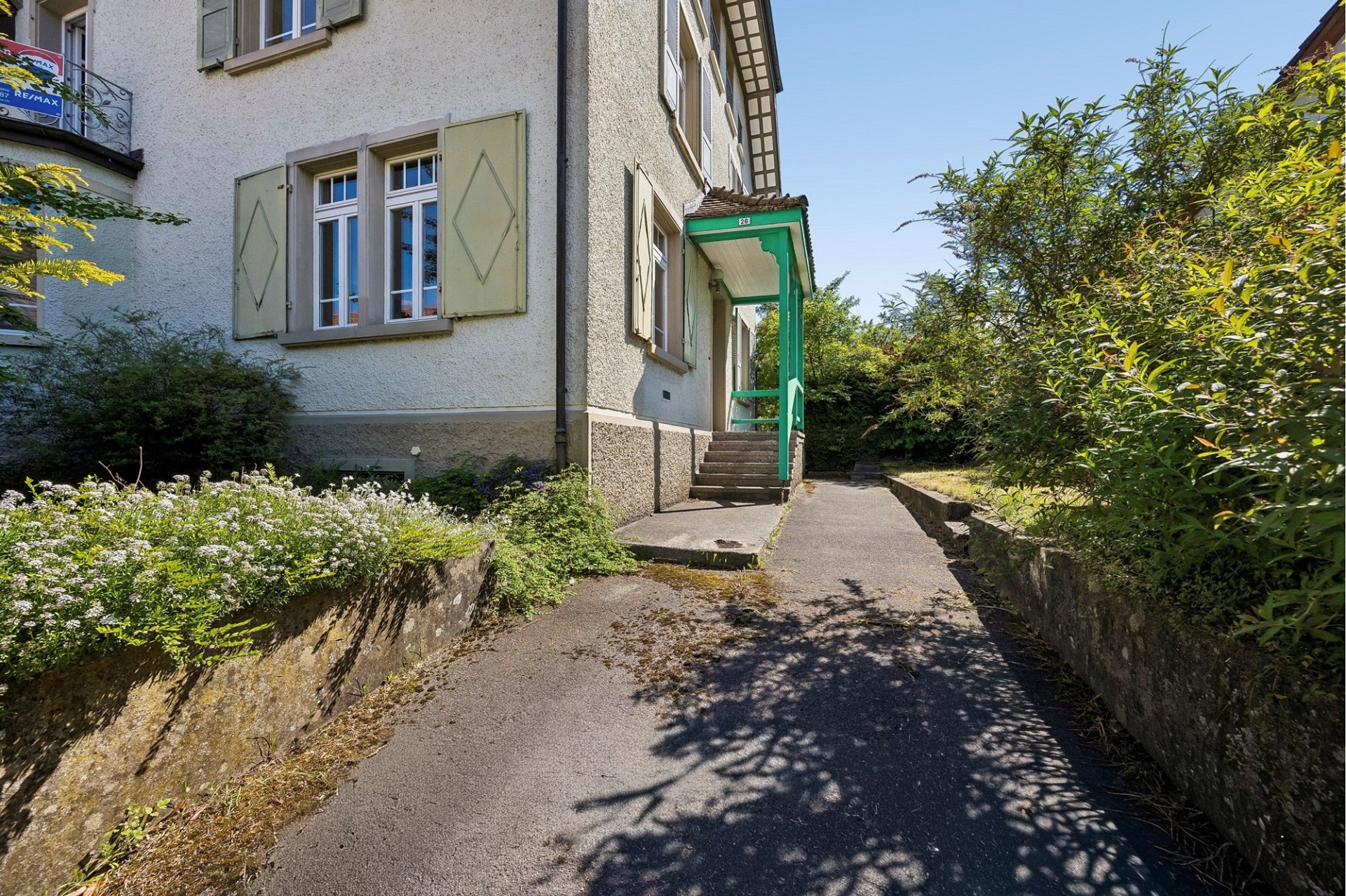 Hauszugang mit Gartenweg