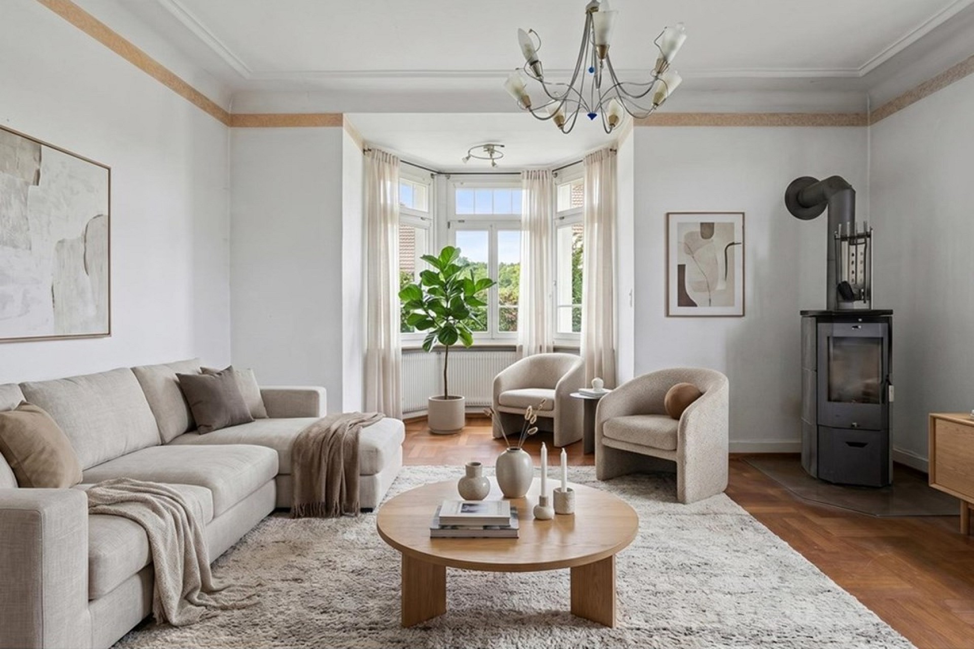 Helles Wohnzimmer mit Sitzgruppe und Ofen