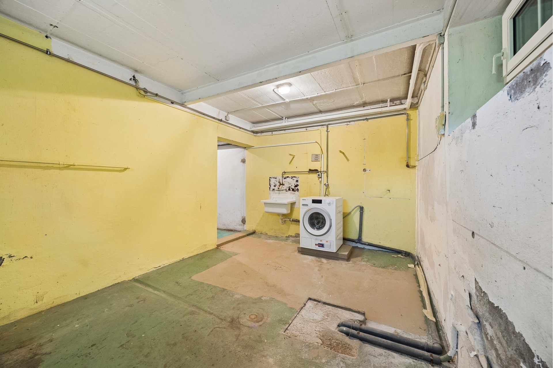 Keller-/Hauswirtschaftsraum mit Waschmaschine