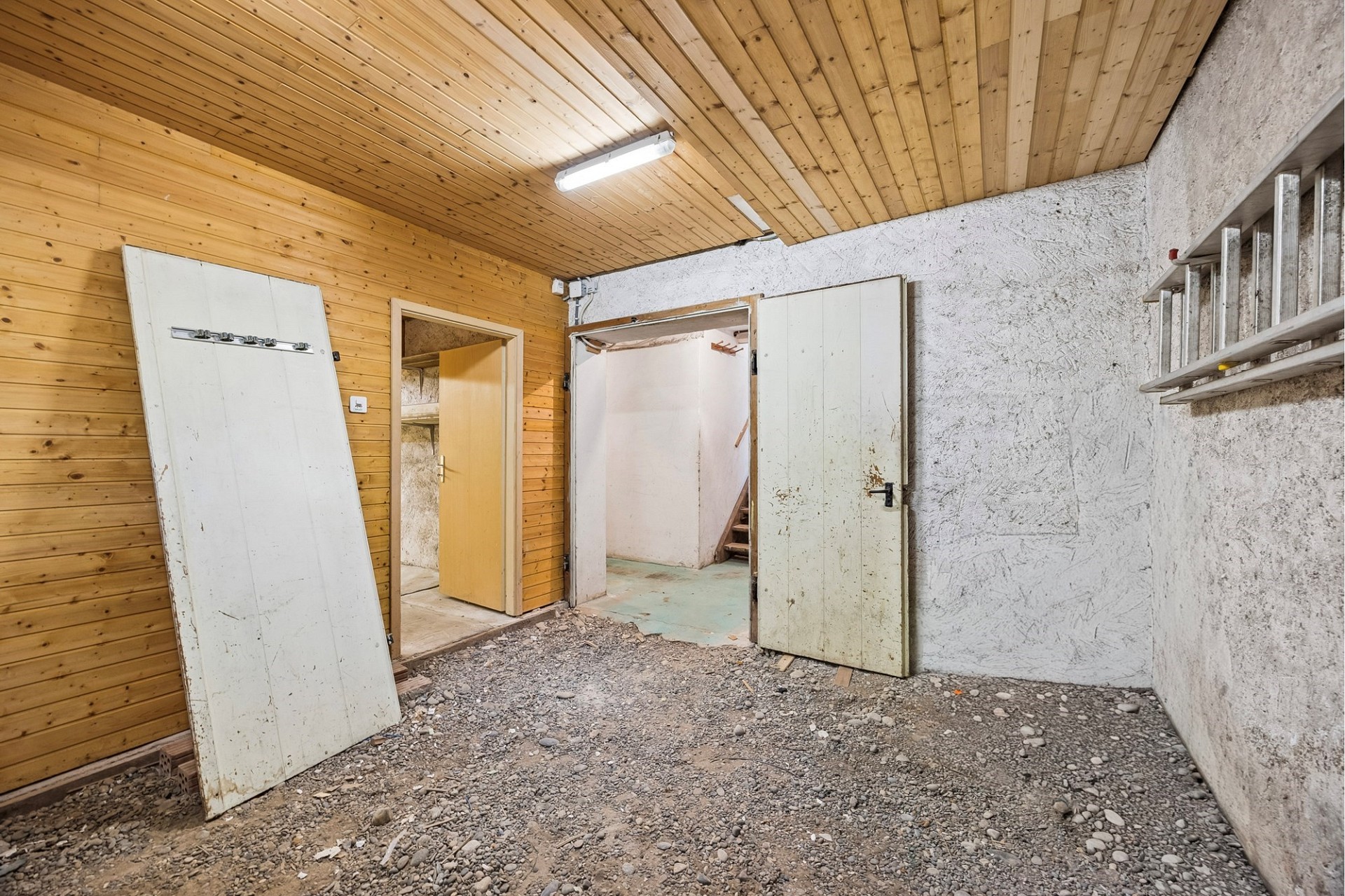 Rohraum mit Holzdecke und unbefestigtem Boden