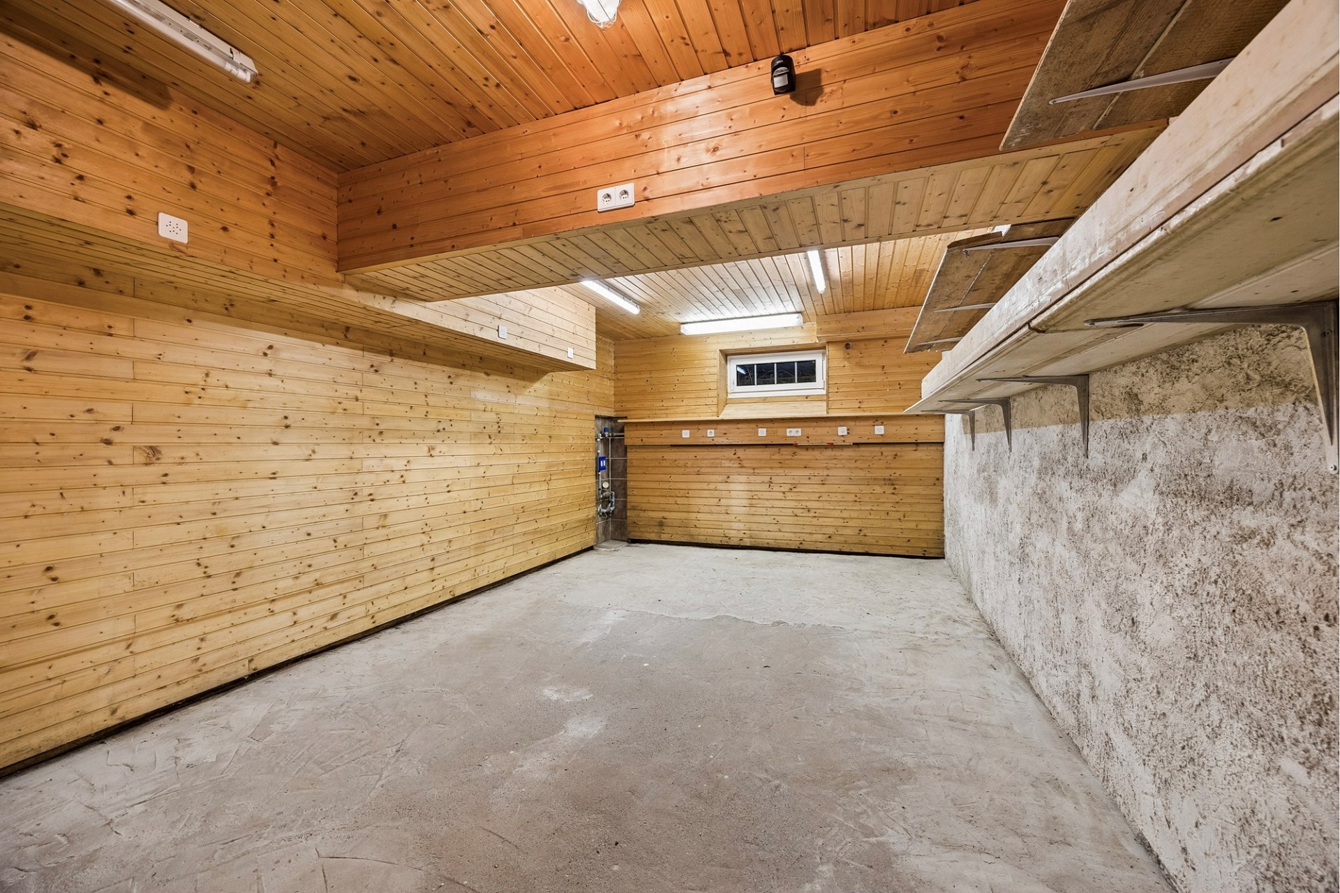 Keller- oder Nebenraum mit Holzverkleidung